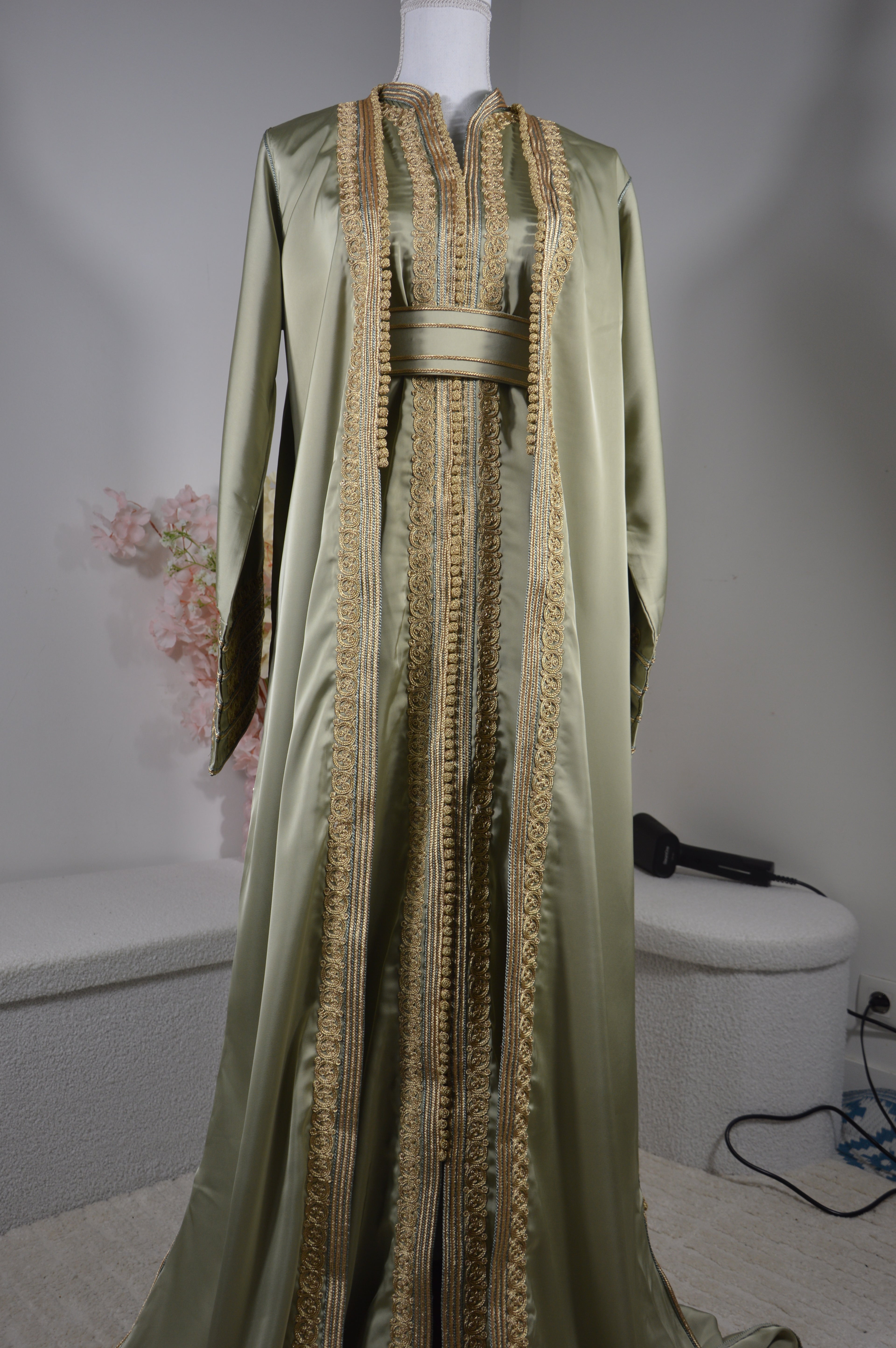 Kimono oriental satin vert sauge & broderies dorées – Ceinture assortie