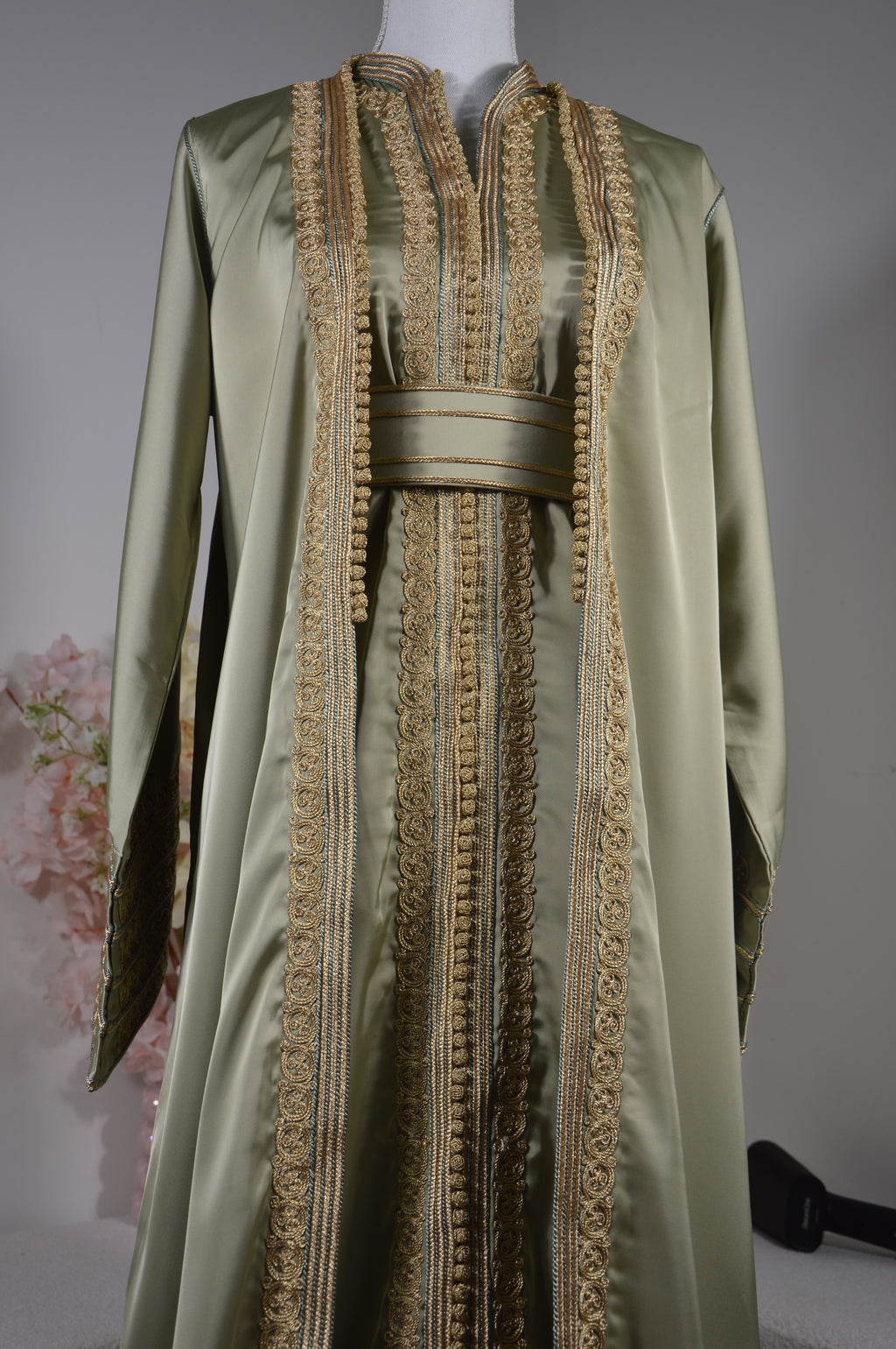 Kimono oriental satin vert sauge & broderies dorées – Ceinture assortie