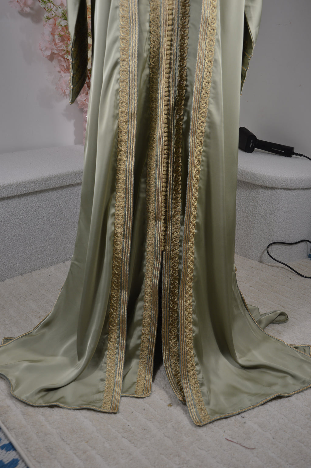 Kimono oriental satin vert sauge & broderies dorées – Ceinture assortie