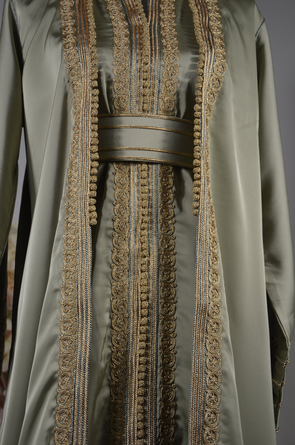 Kimono oriental satin vert sauge & broderies dorées – Ceinture assortie