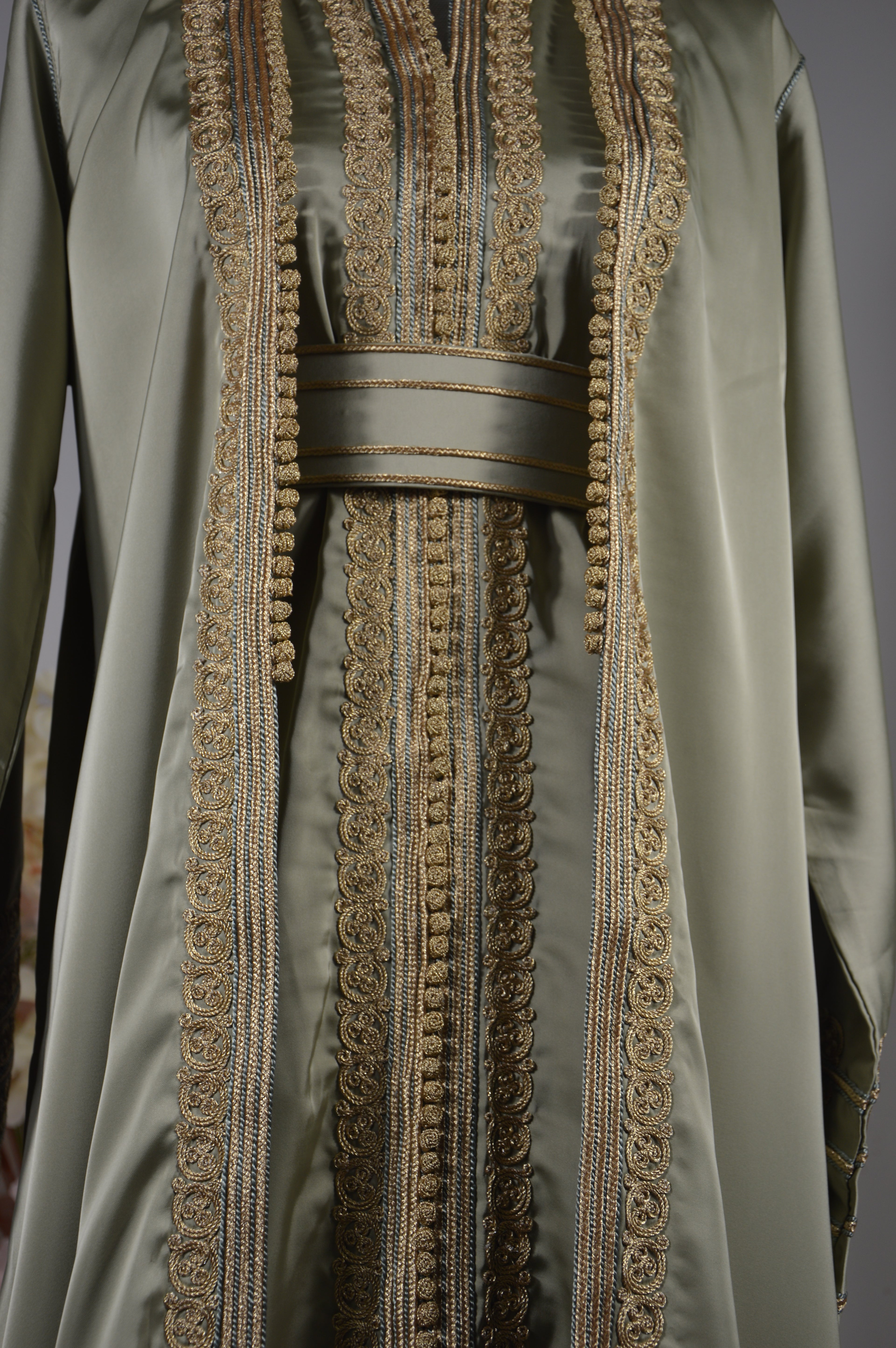 Kimono oriental satin vert sauge & broderies dorées – Ceinture assortie