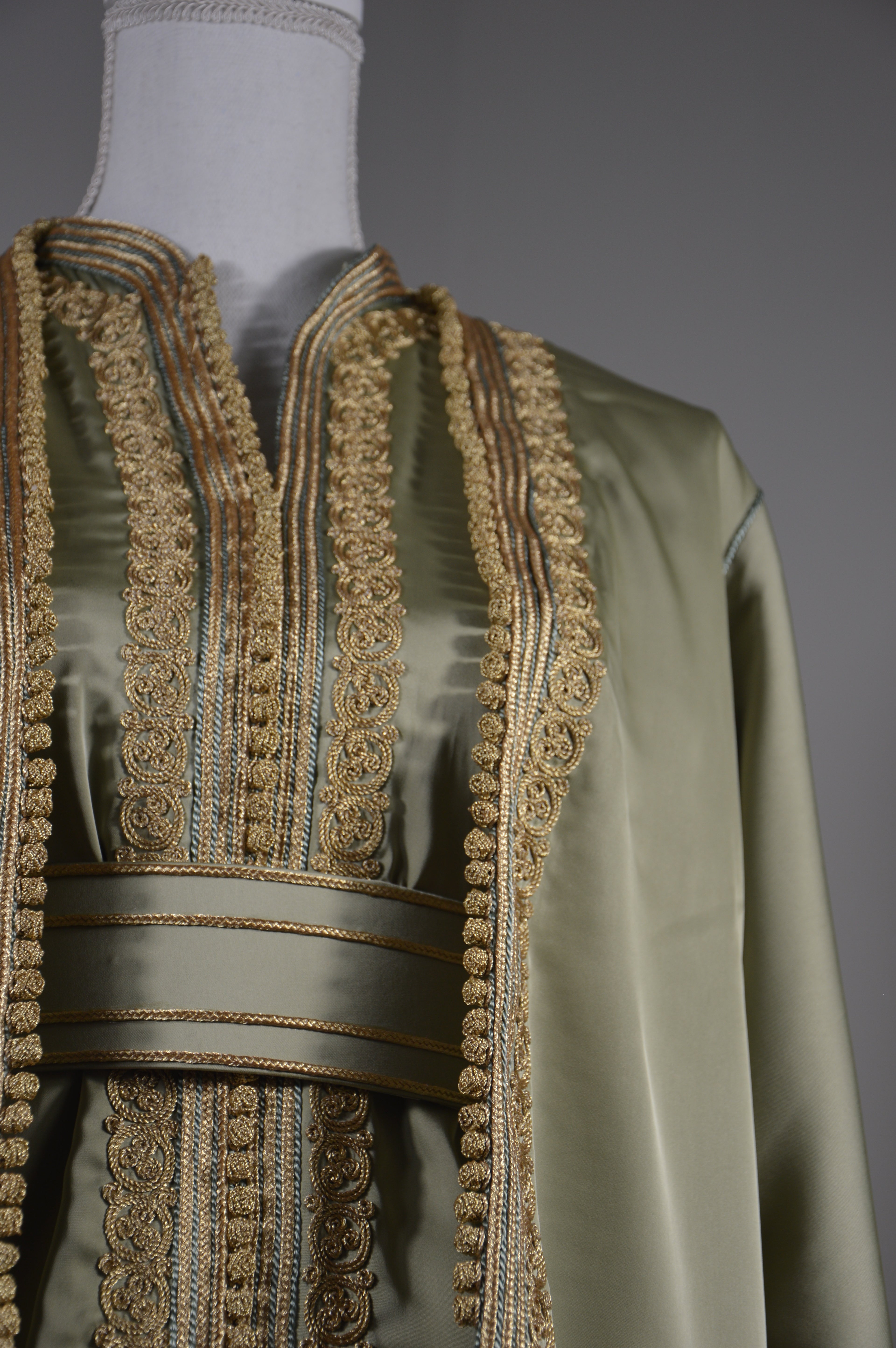 Kimono oriental satin vert sauge & broderies dorées – Ceinture assortie