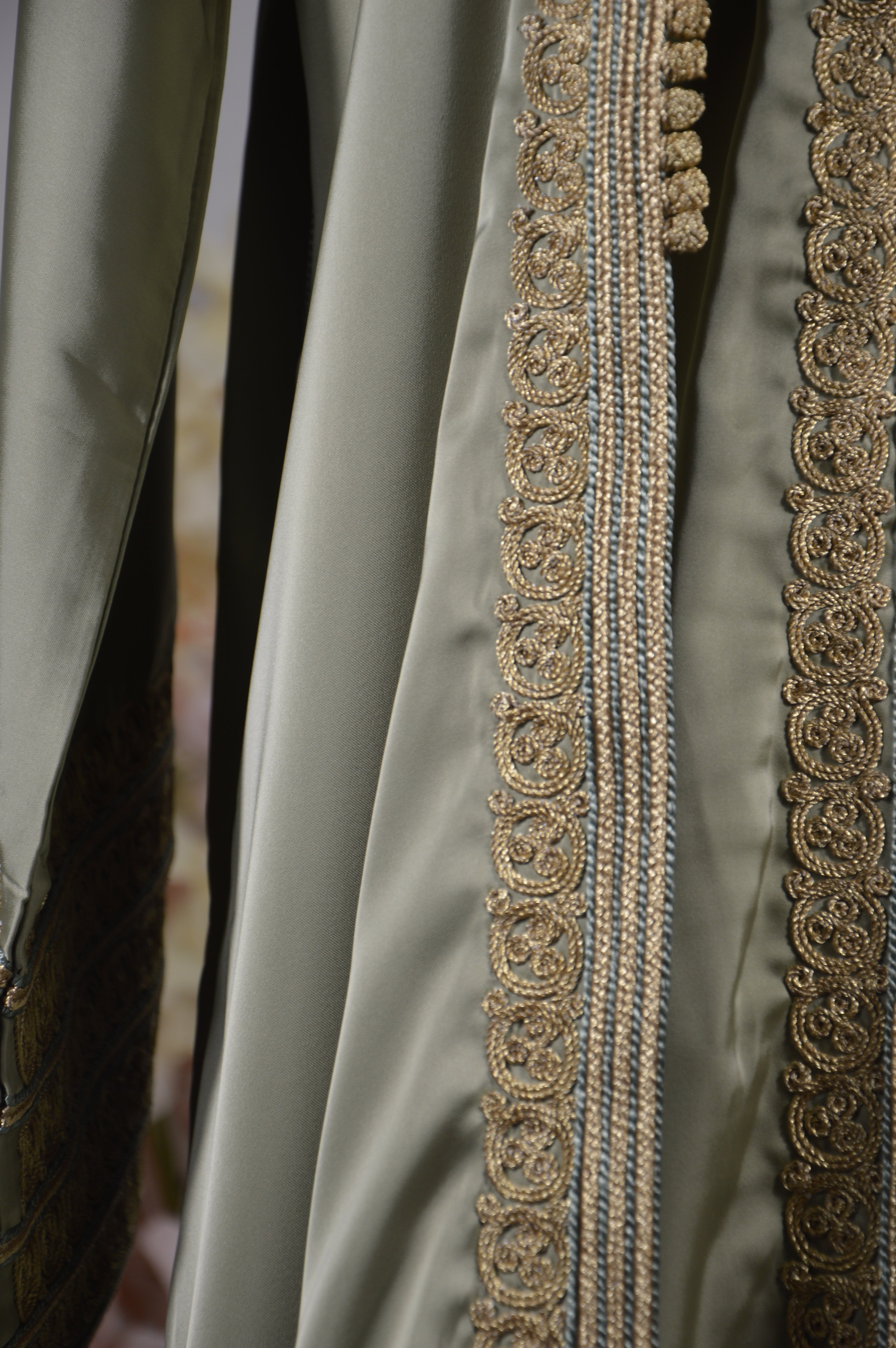 Kimono oriental satin vert sauge & broderies dorées – Ceinture assortie