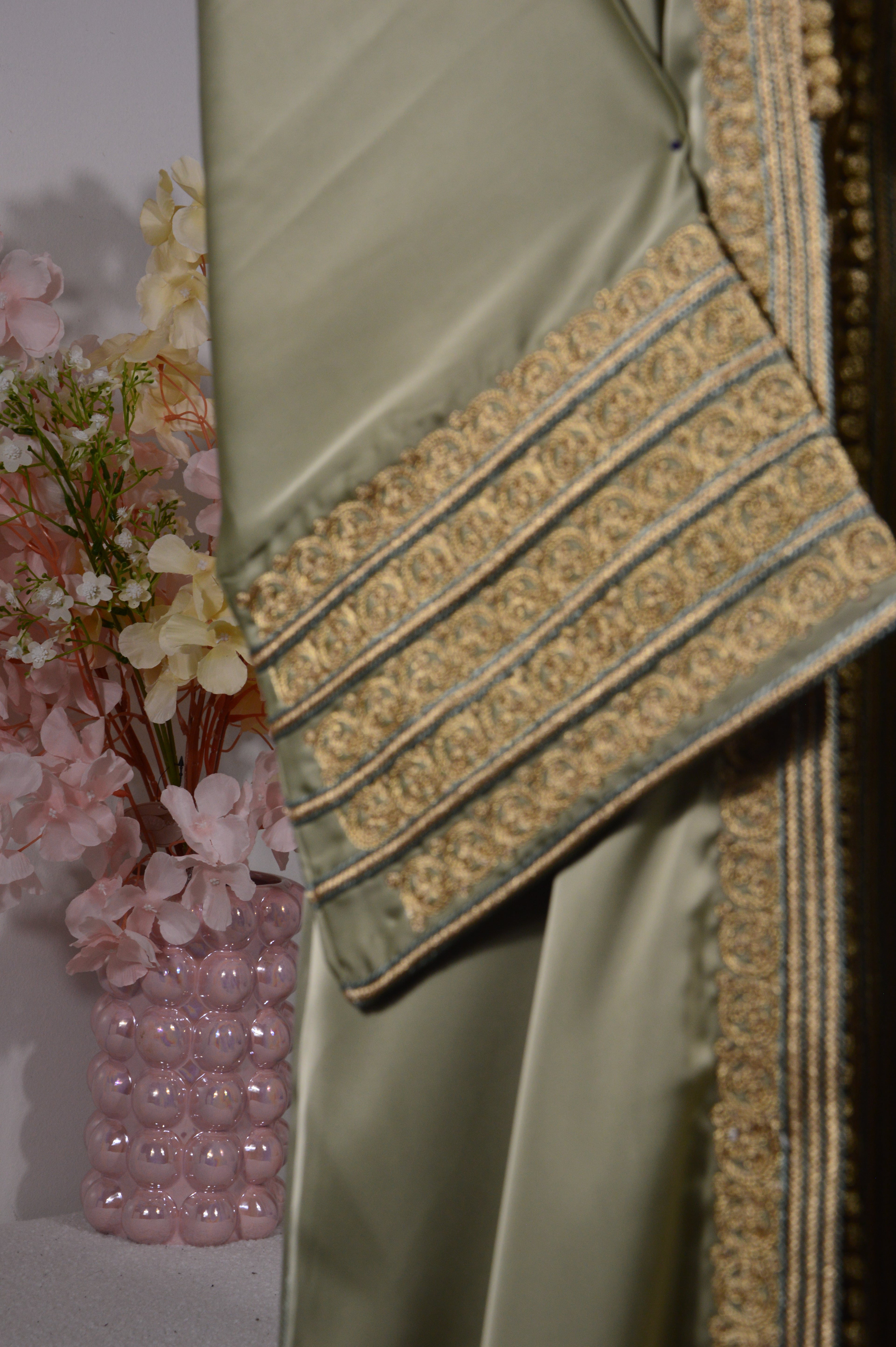 Kimono oriental satin vert sauge & broderies dorées – Ceinture assortie