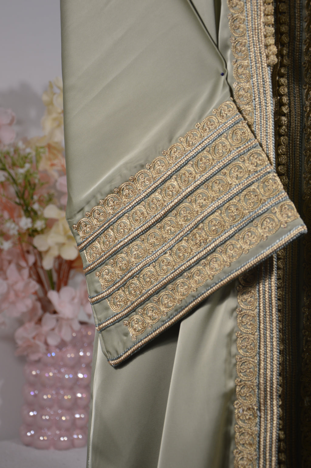 Kimono oriental satin vert sauge & broderies dorées – Ceinture assortie