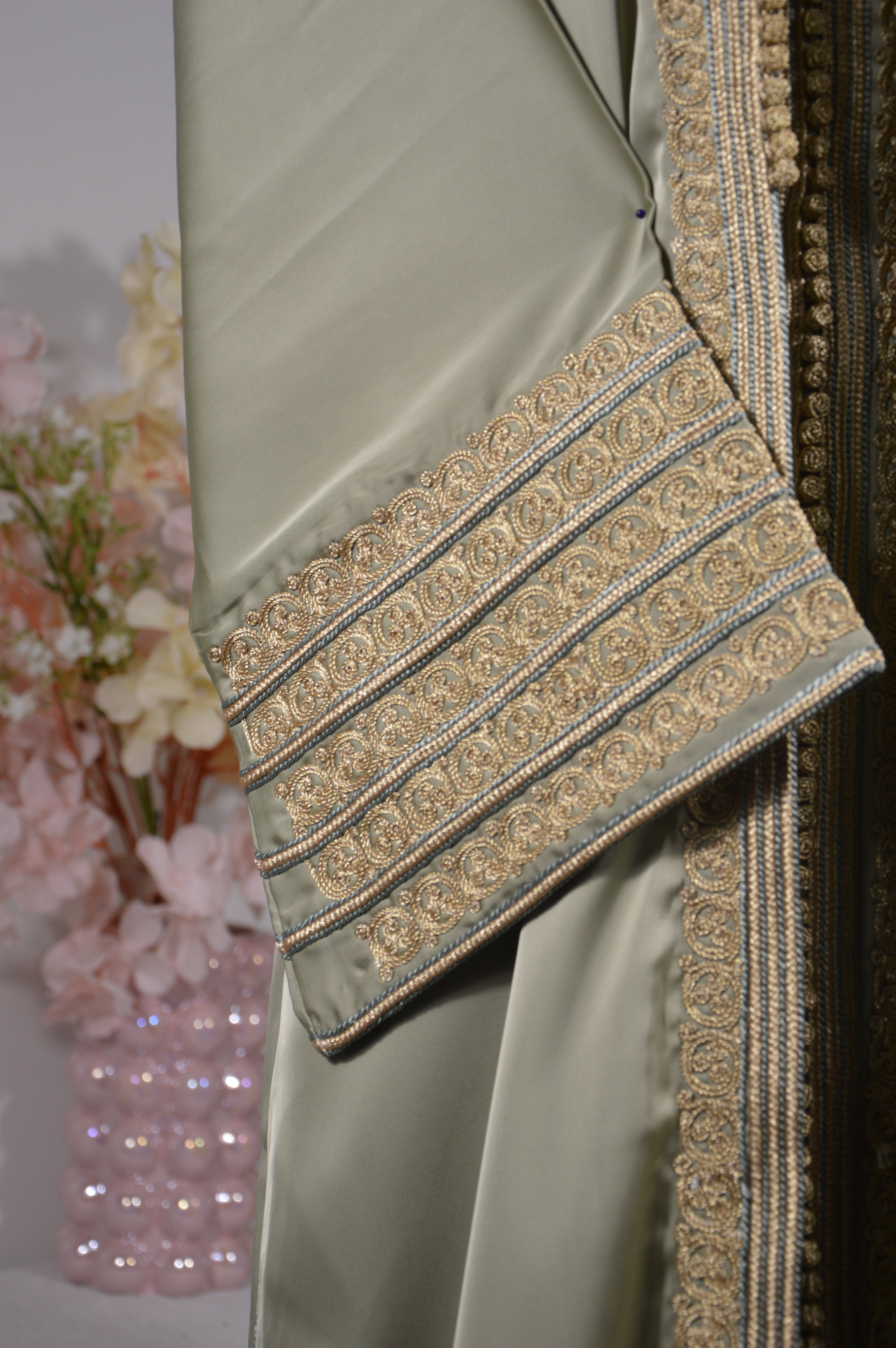 Kimono oriental satin vert sauge & broderies dorées – Ceinture assortie