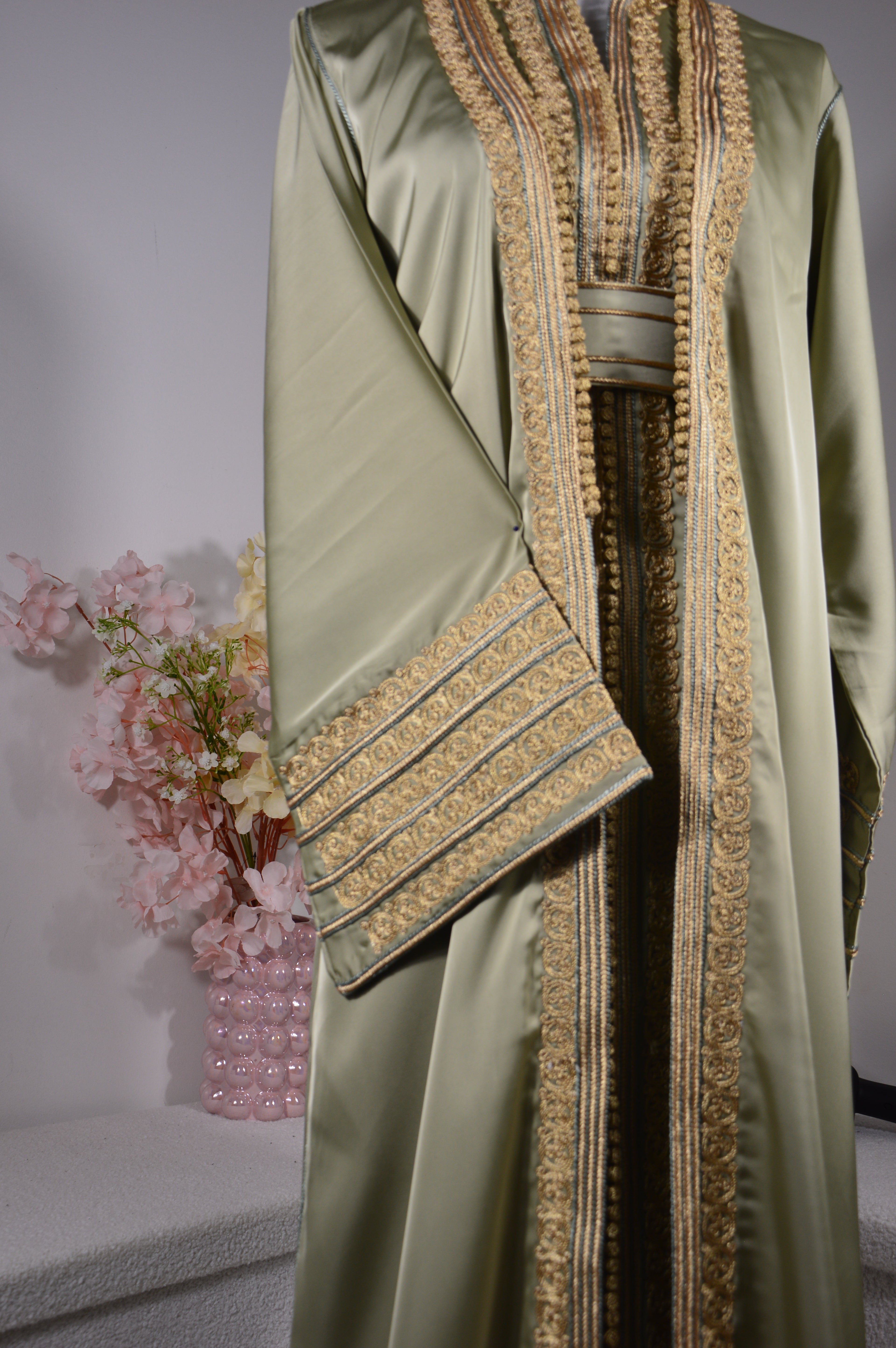 Kimono oriental satin vert sauge & broderies dorées – Ceinture assortie