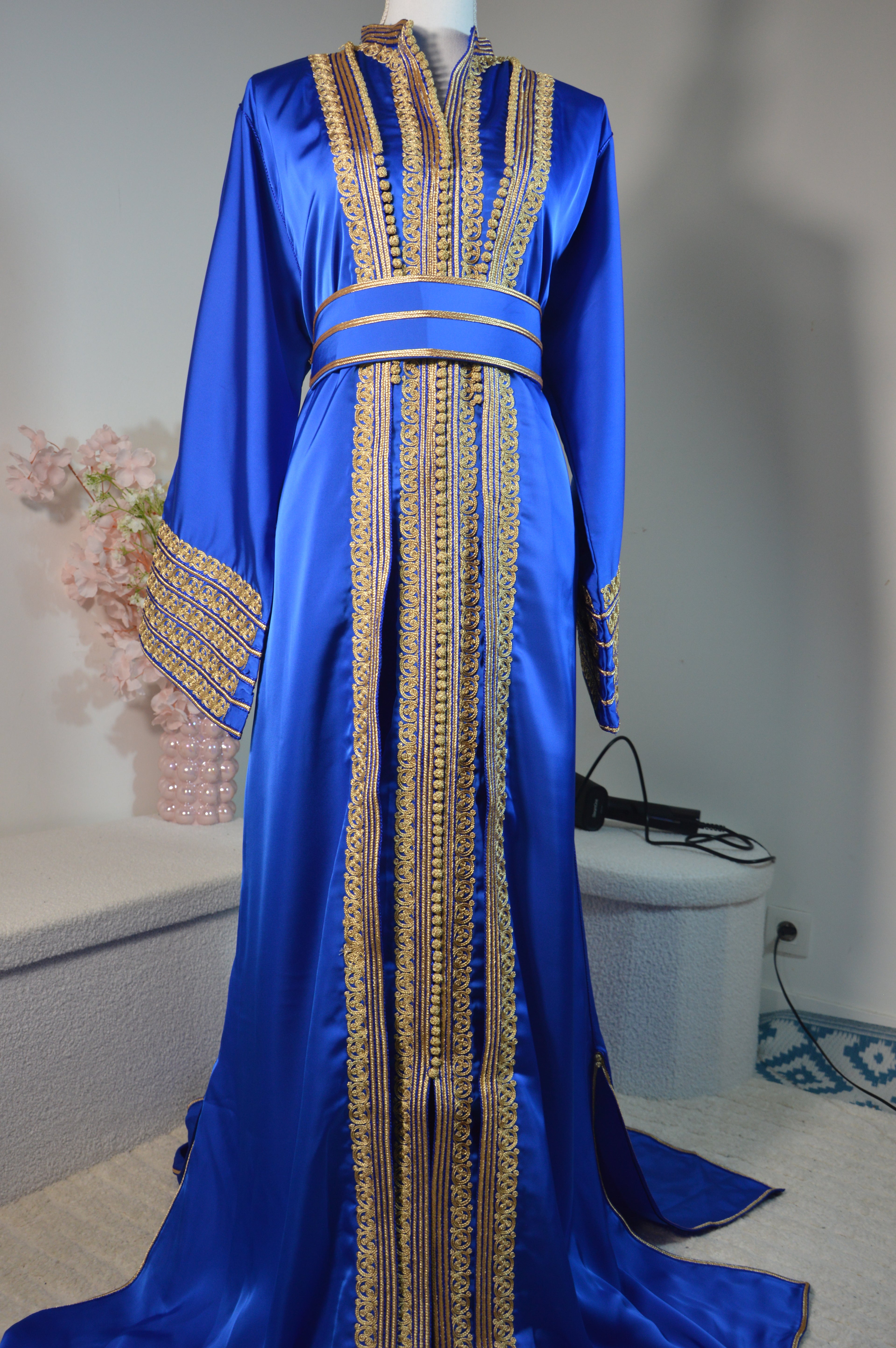 Kimono Oriental – Bleu Roi & Broderies Or – Ceinture assortie