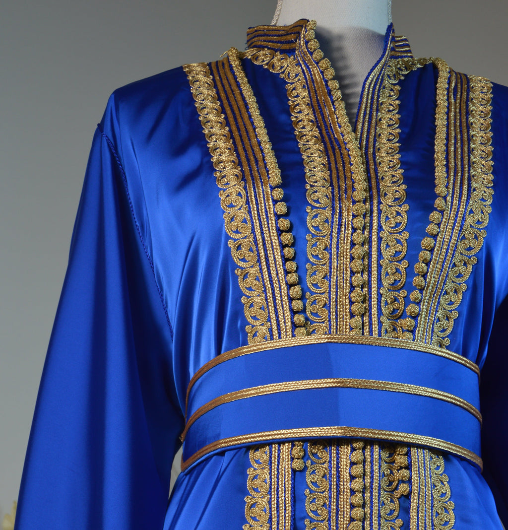 Kimono Oriental – Bleu Roi & Broderies Or – Ceinture assortie