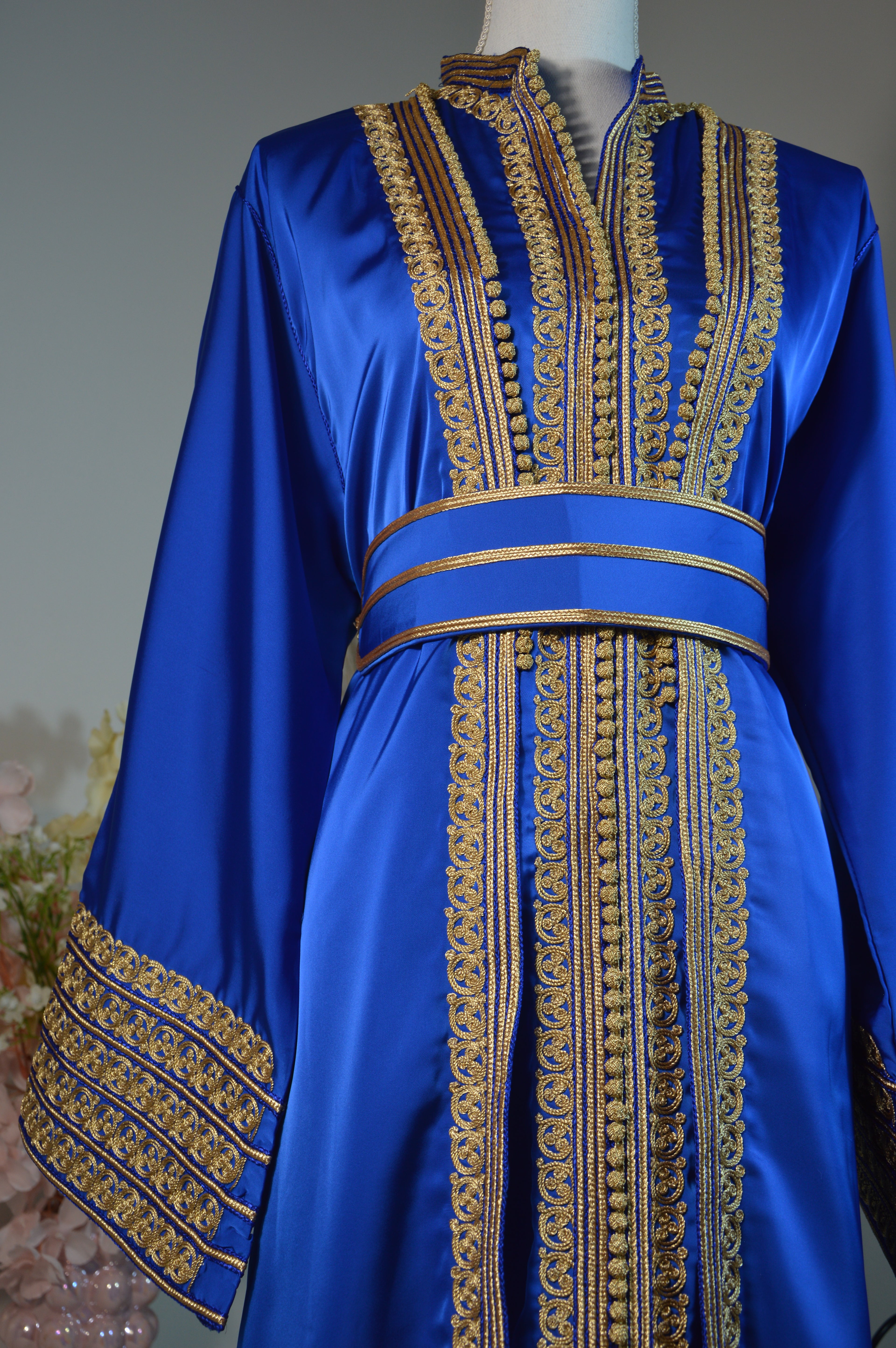 Kimono Oriental – Bleu Roi & Broderies Or – Ceinture assortie