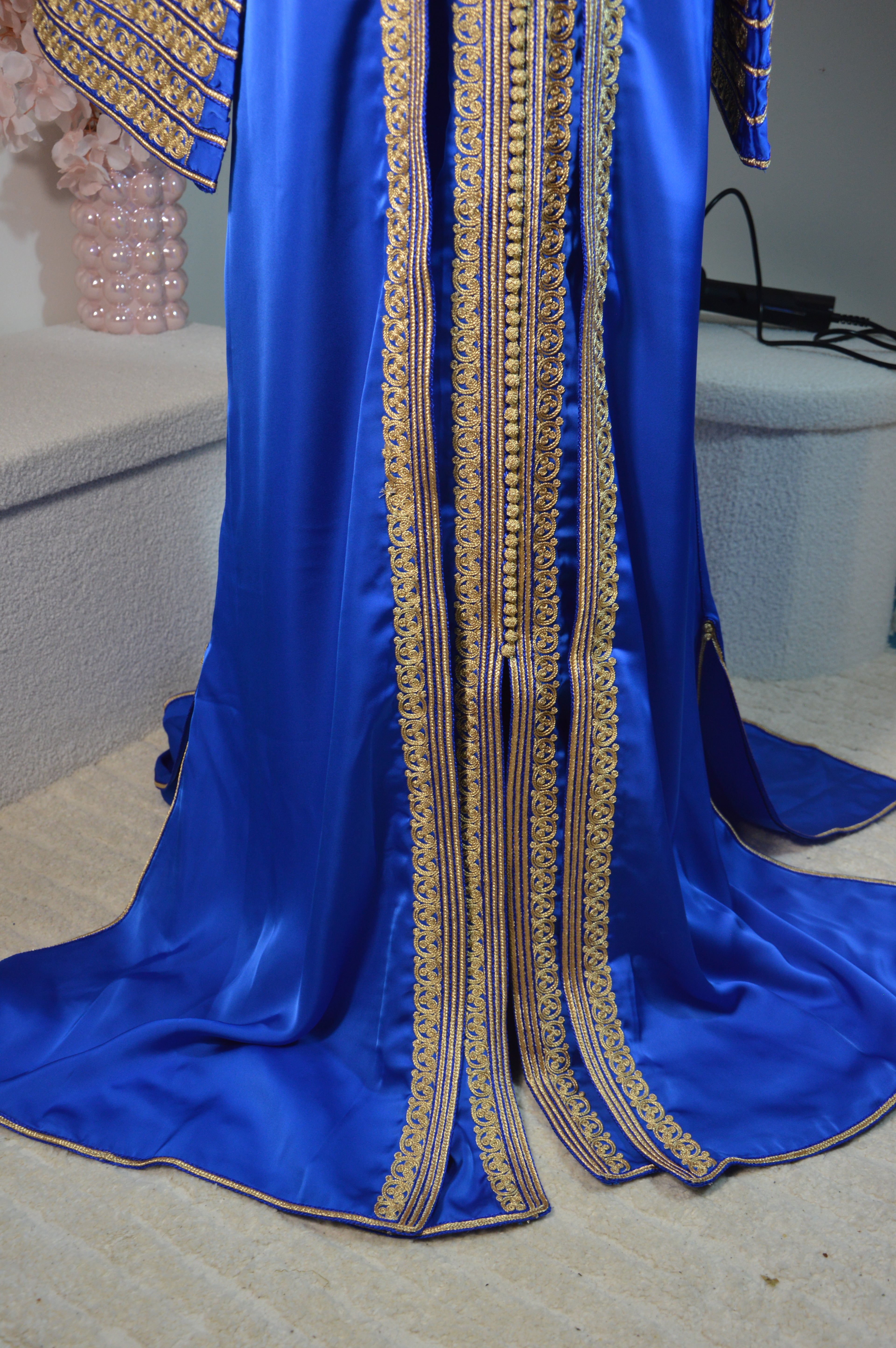 Kimono Oriental – Bleu Roi & Broderies Or – Ceinture assortie