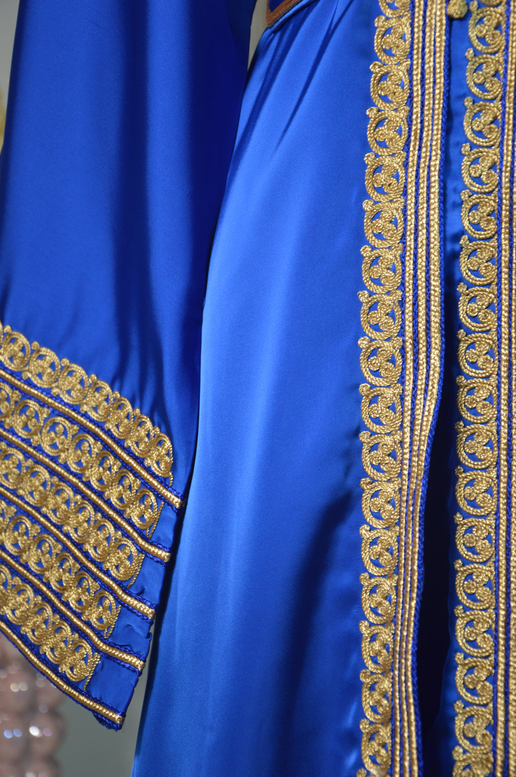 Kimono Oriental – Bleu Roi & Broderies Or – Ceinture assortie