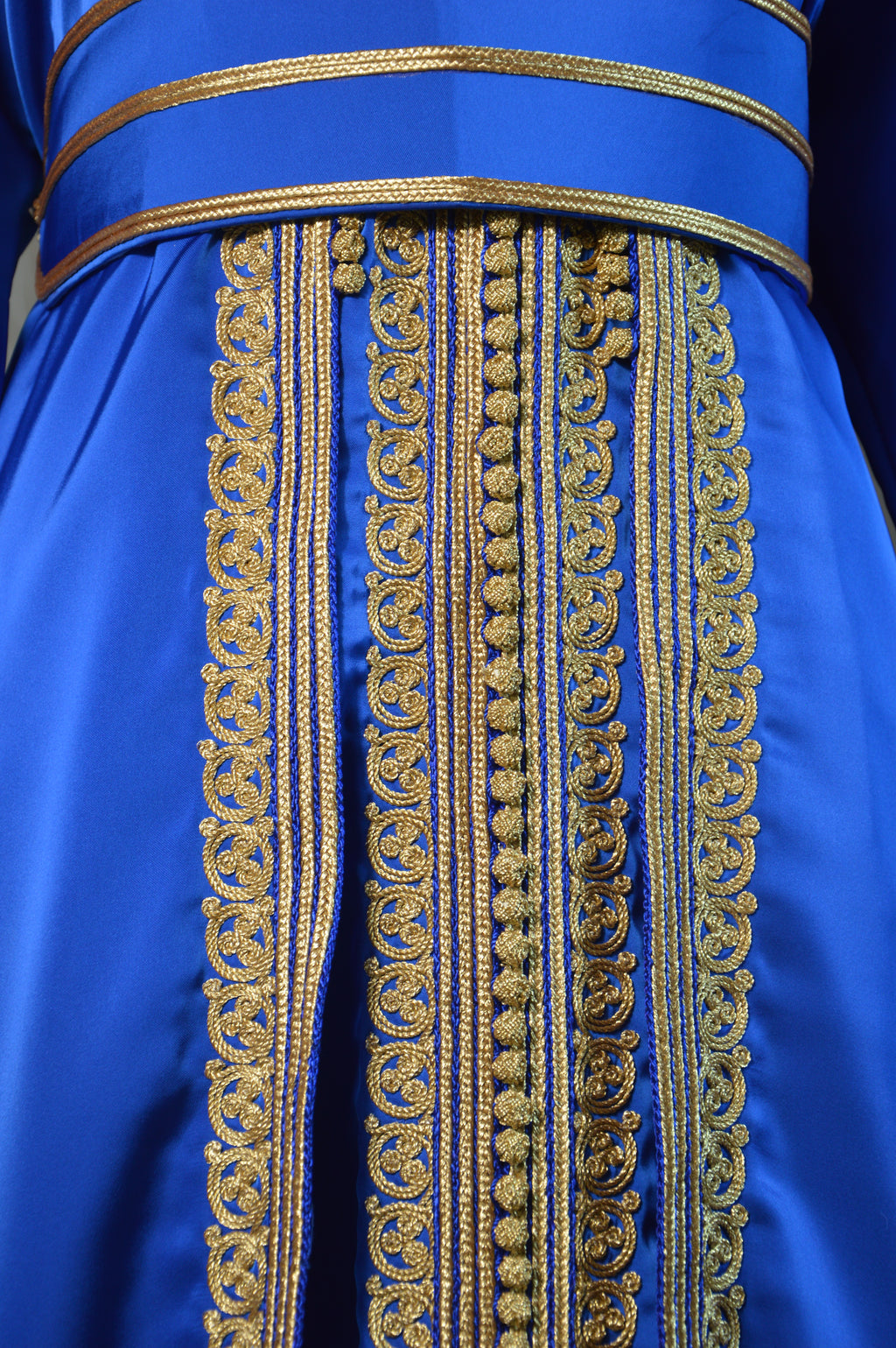 Kimono Oriental – Bleu Roi & Broderies Or – Ceinture assortie