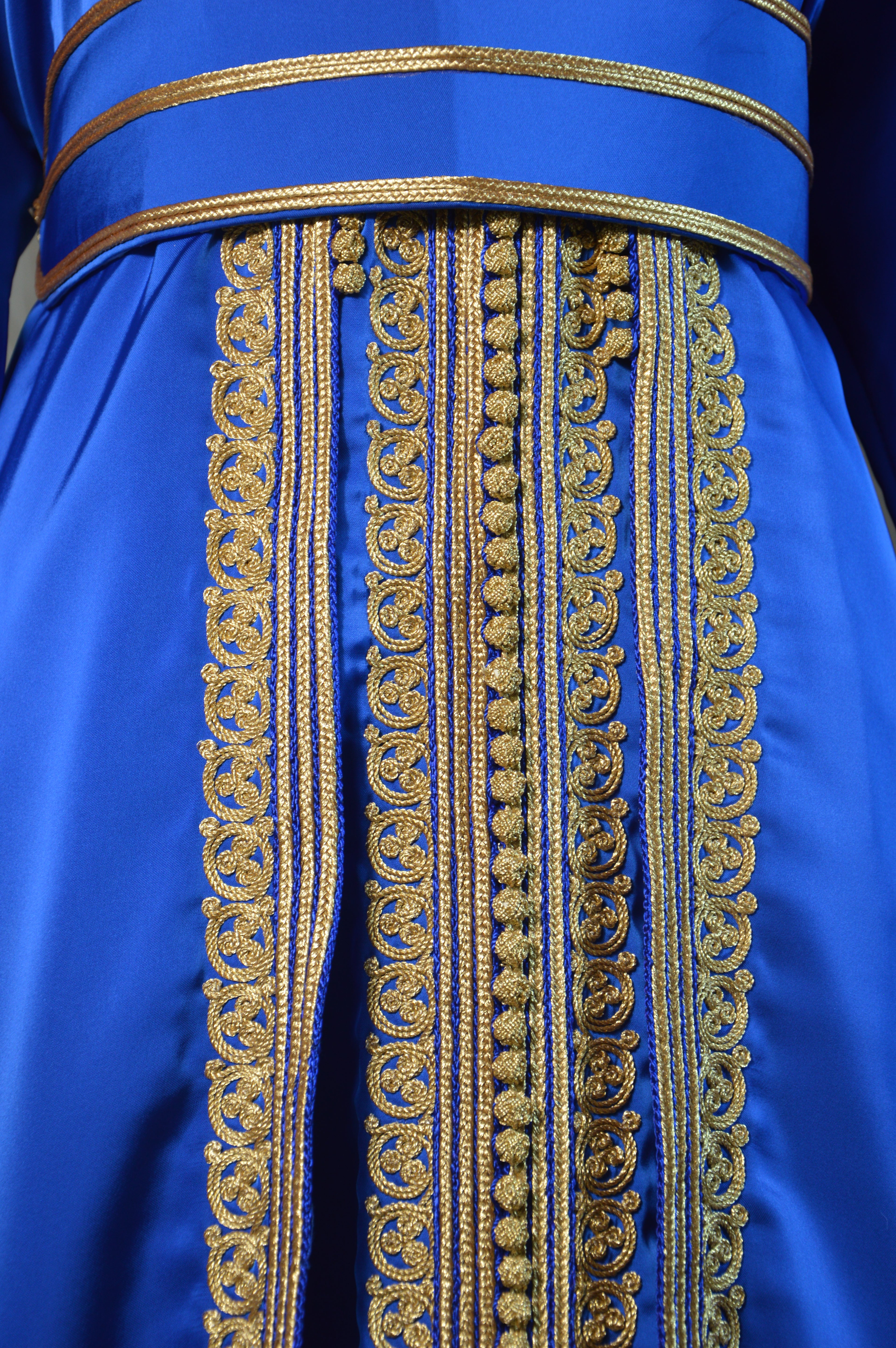 Kimono Oriental – Bleu Roi & Broderies Or – Ceinture assortie