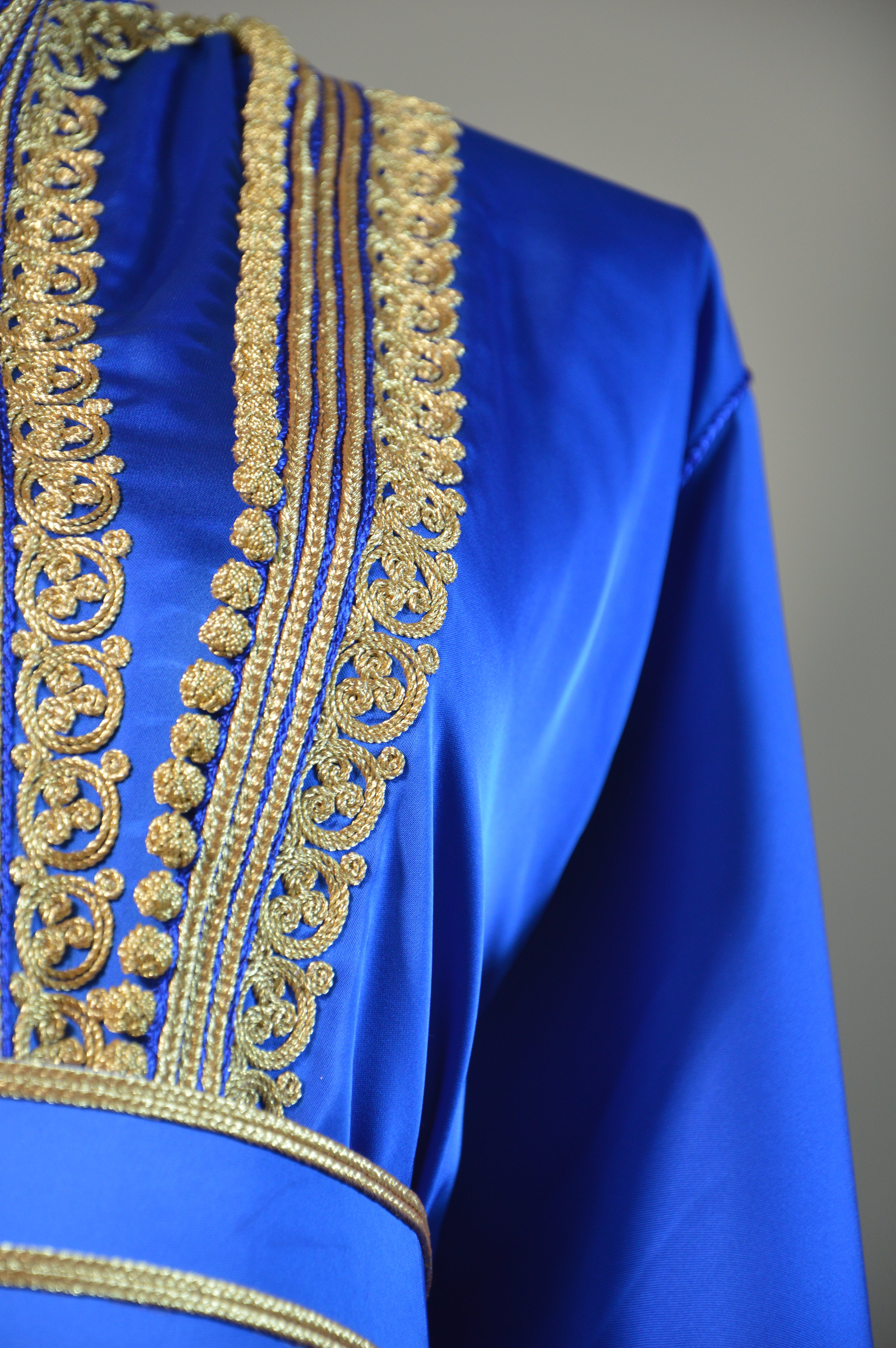 Kimono Oriental – Bleu Roi & Broderies Or – Ceinture assortie