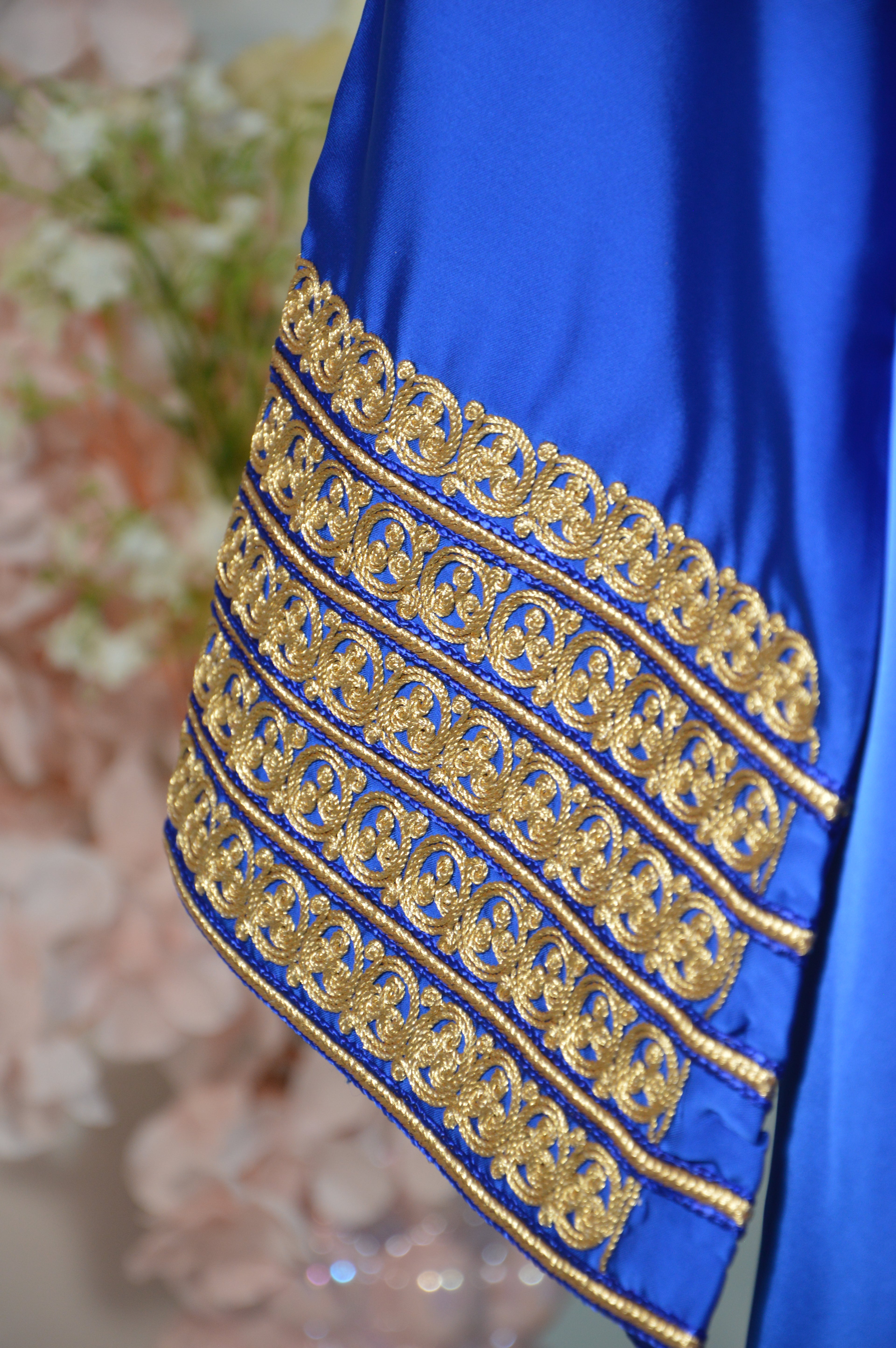 Kimono Oriental – Bleu Roi & Broderies Or – Ceinture assortie