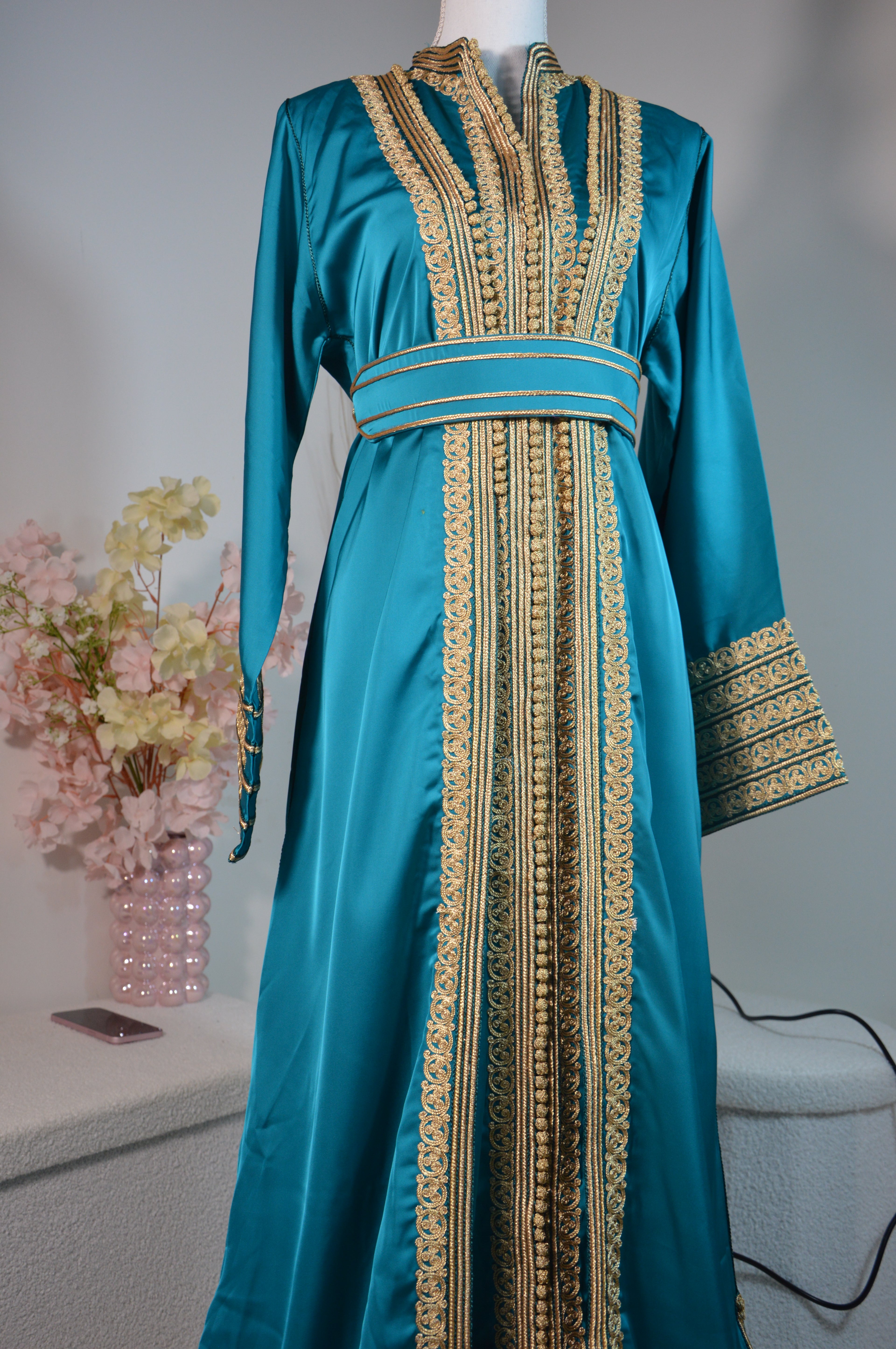 Kimono Oriental Brodé – Turquoise & Or (ceinture incluse)