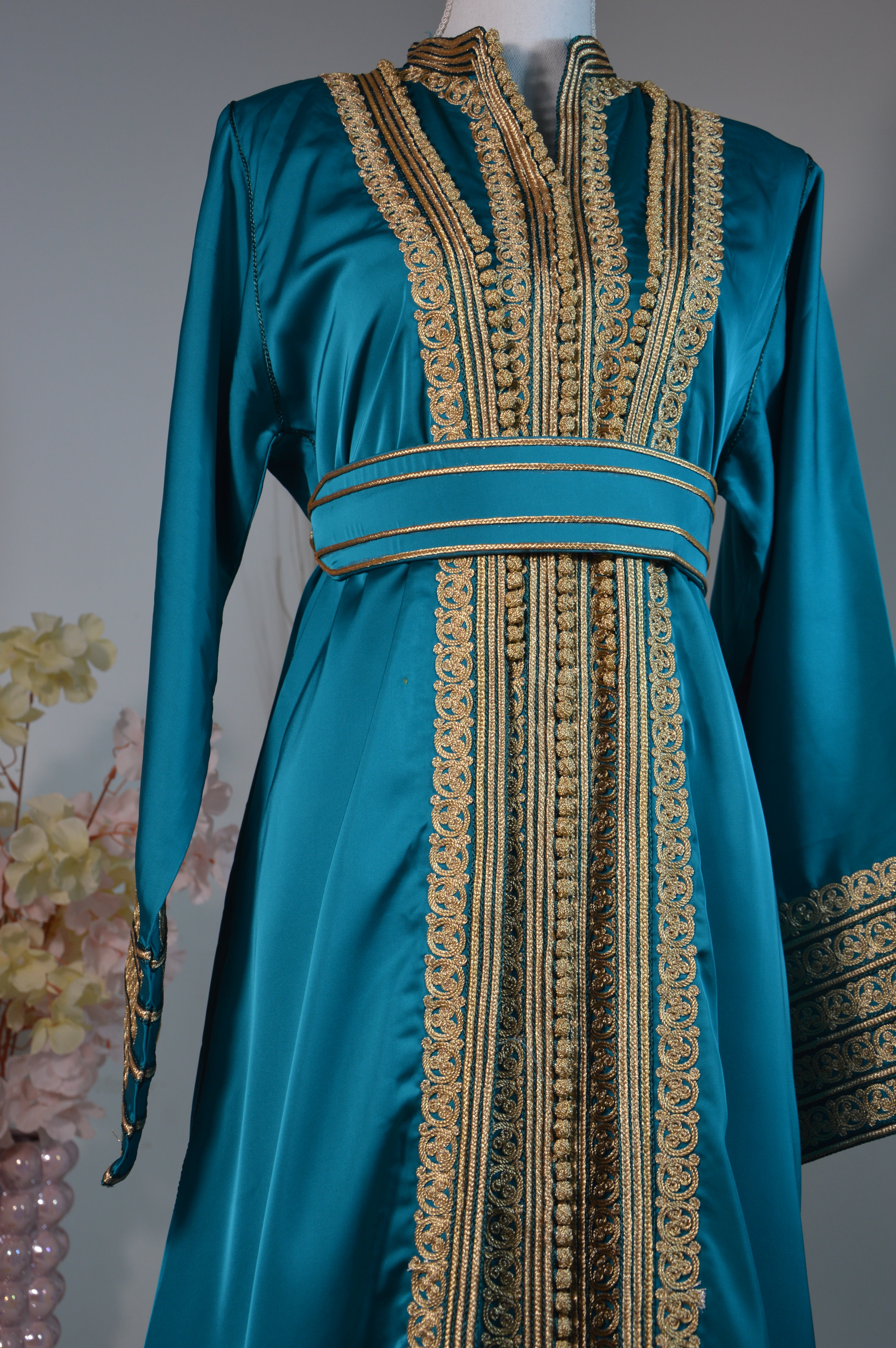 Kimono Oriental Brodé – Turquoise & Or (ceinture incluse)