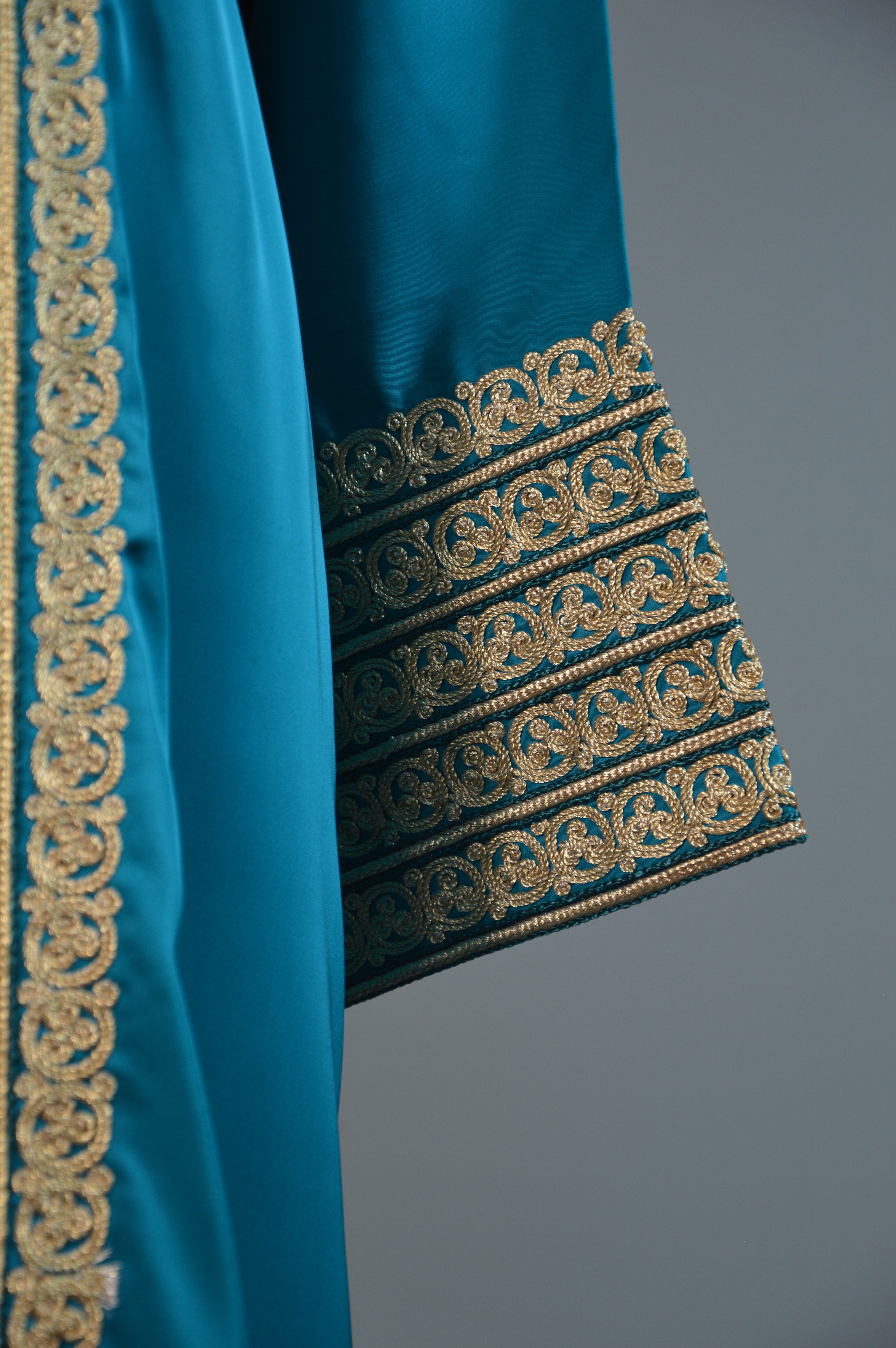 Kimono Oriental Brodé – Turquoise & Or (ceinture incluse)