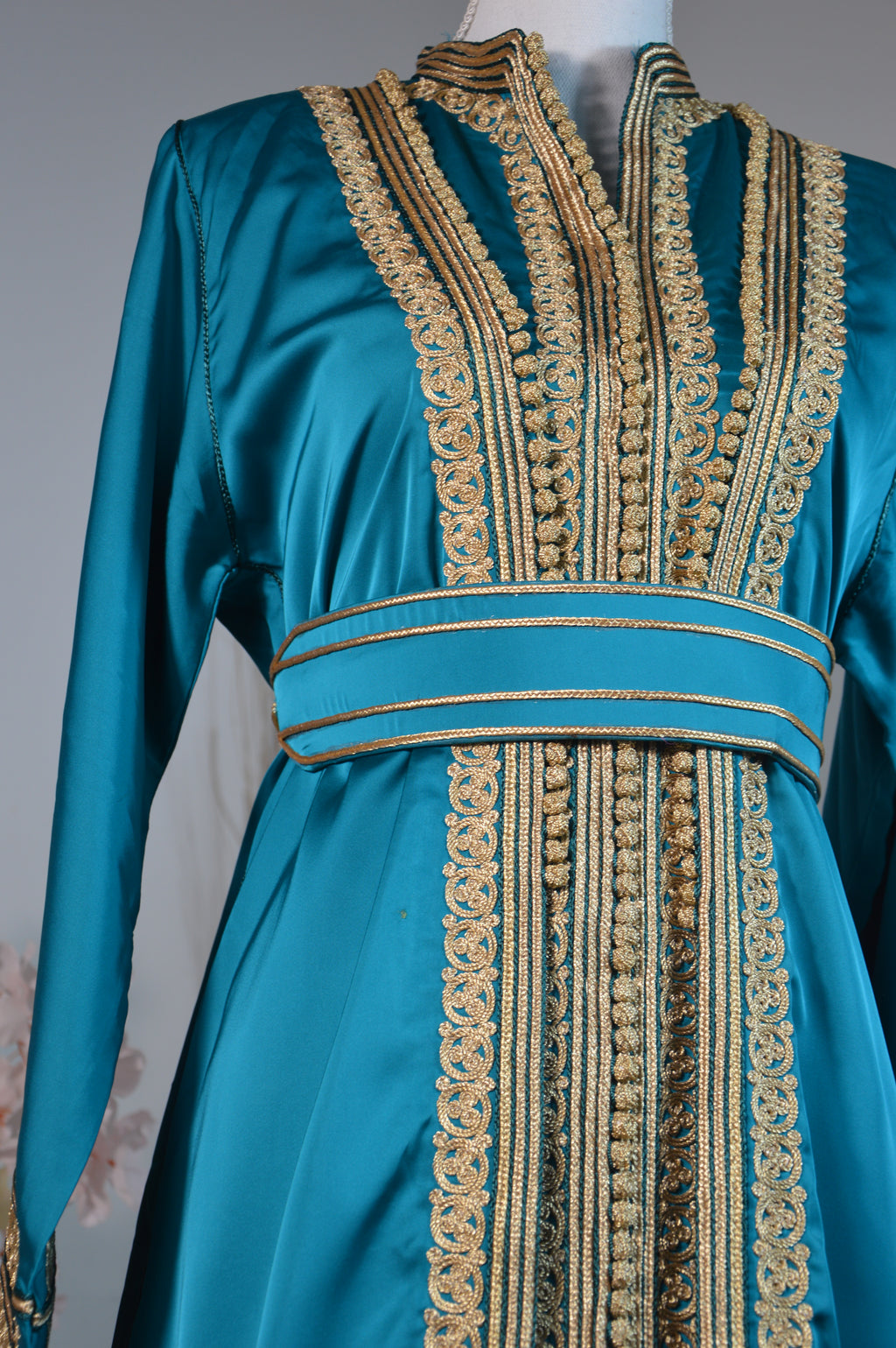 Kimono Oriental Brodé – Turquoise & Or (ceinture incluse)