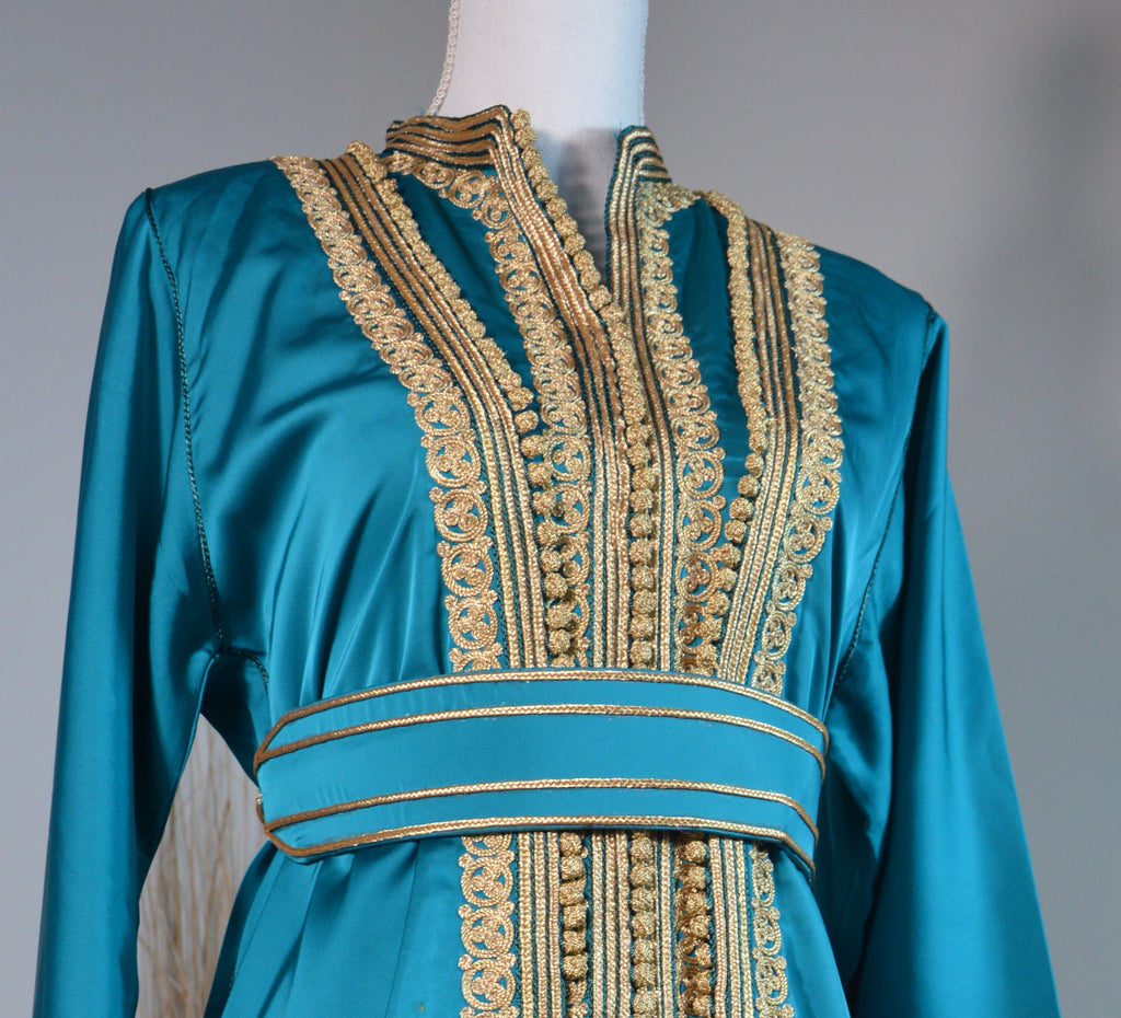 Kimono Oriental Brodé – Turquoise & Or (ceinture incluse)