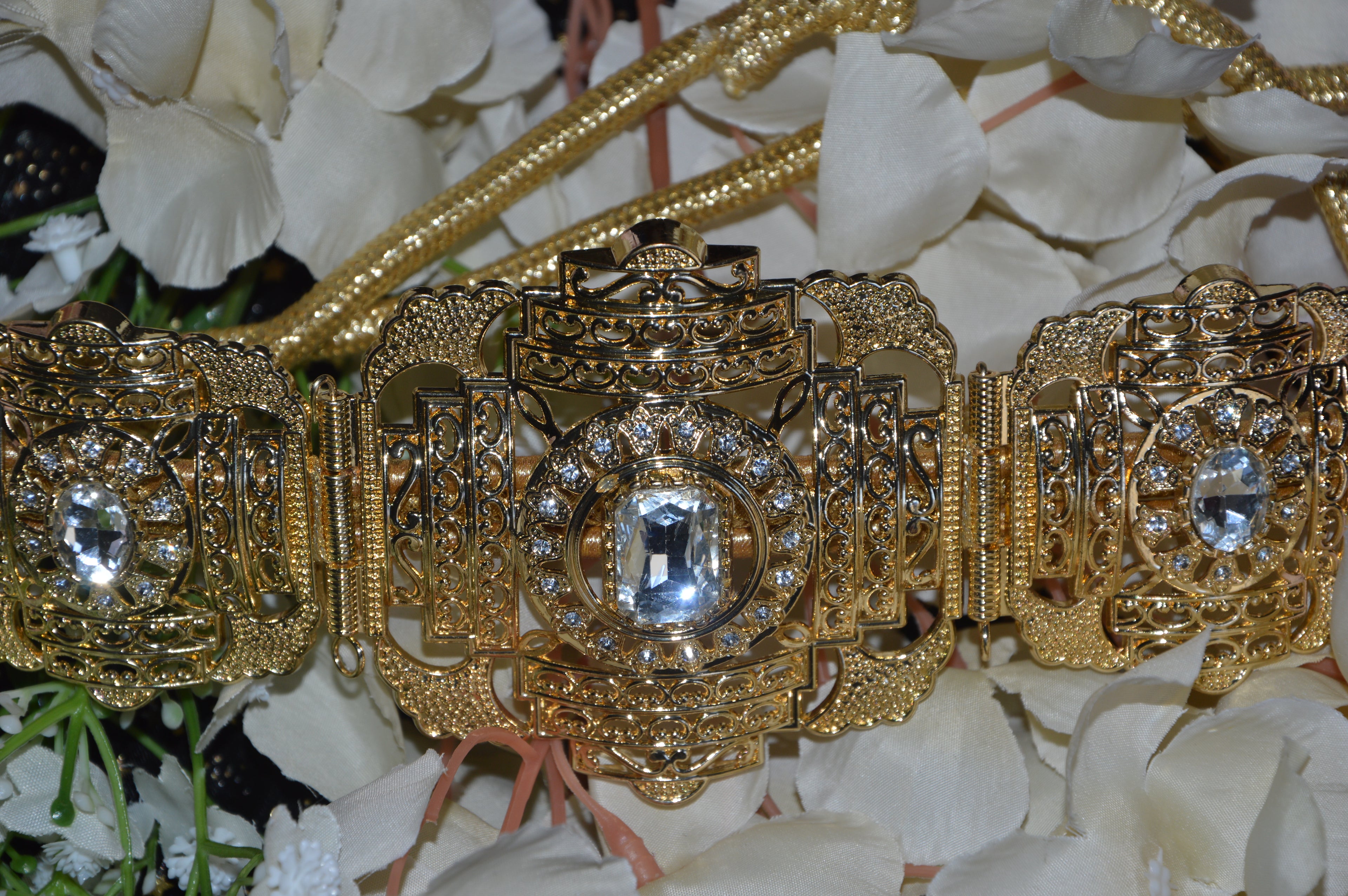 Ceinture marocaine dorée « Amira » – strass & filigranes