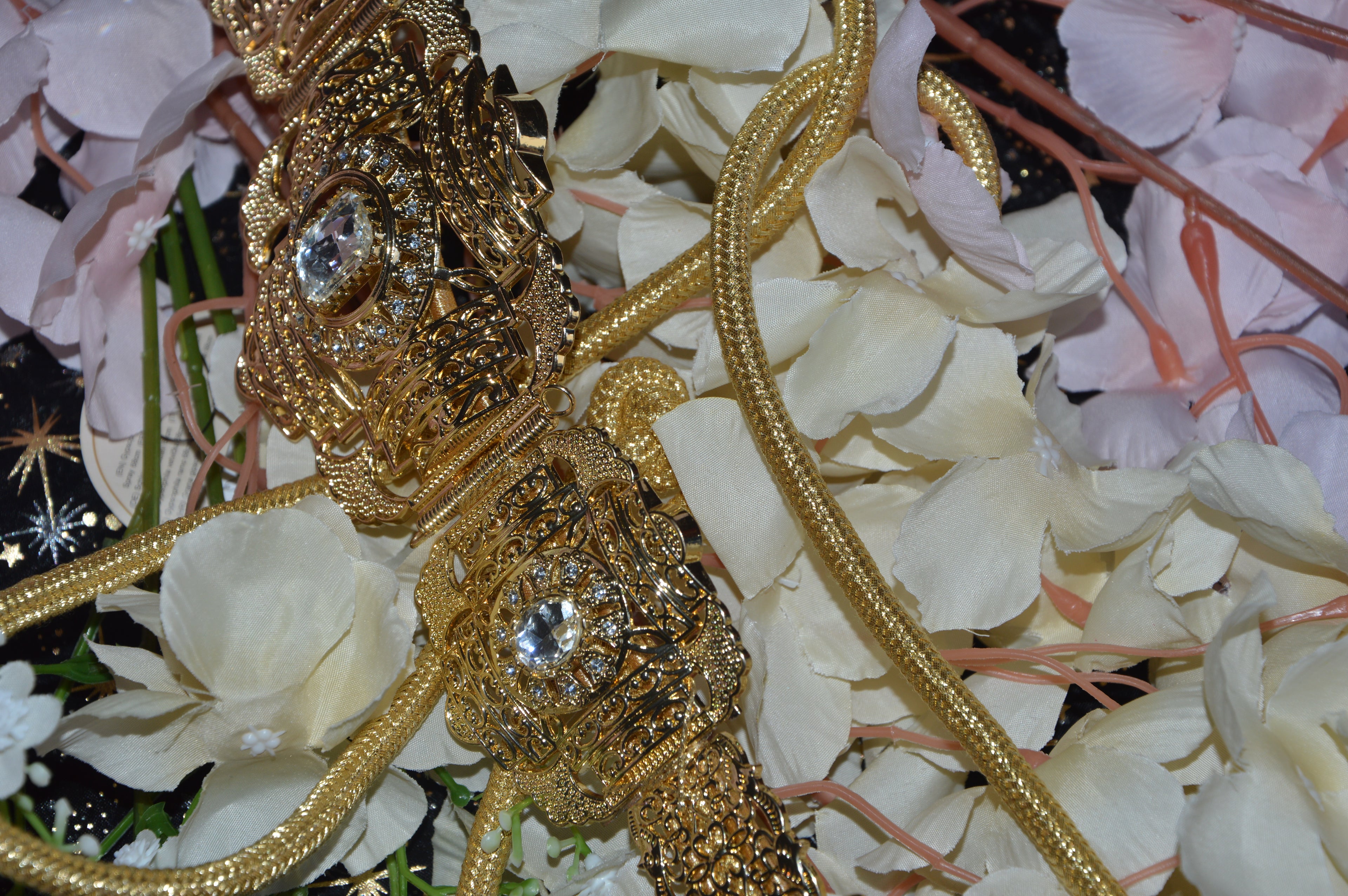 Ceinture marocaine dorée « Amira » – strass & filigranes