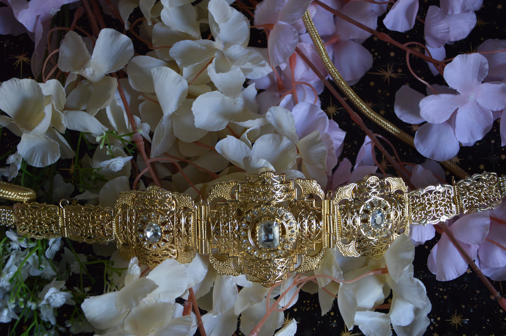 Ceinture marocaine dorée « Amira » – strass & filigranes