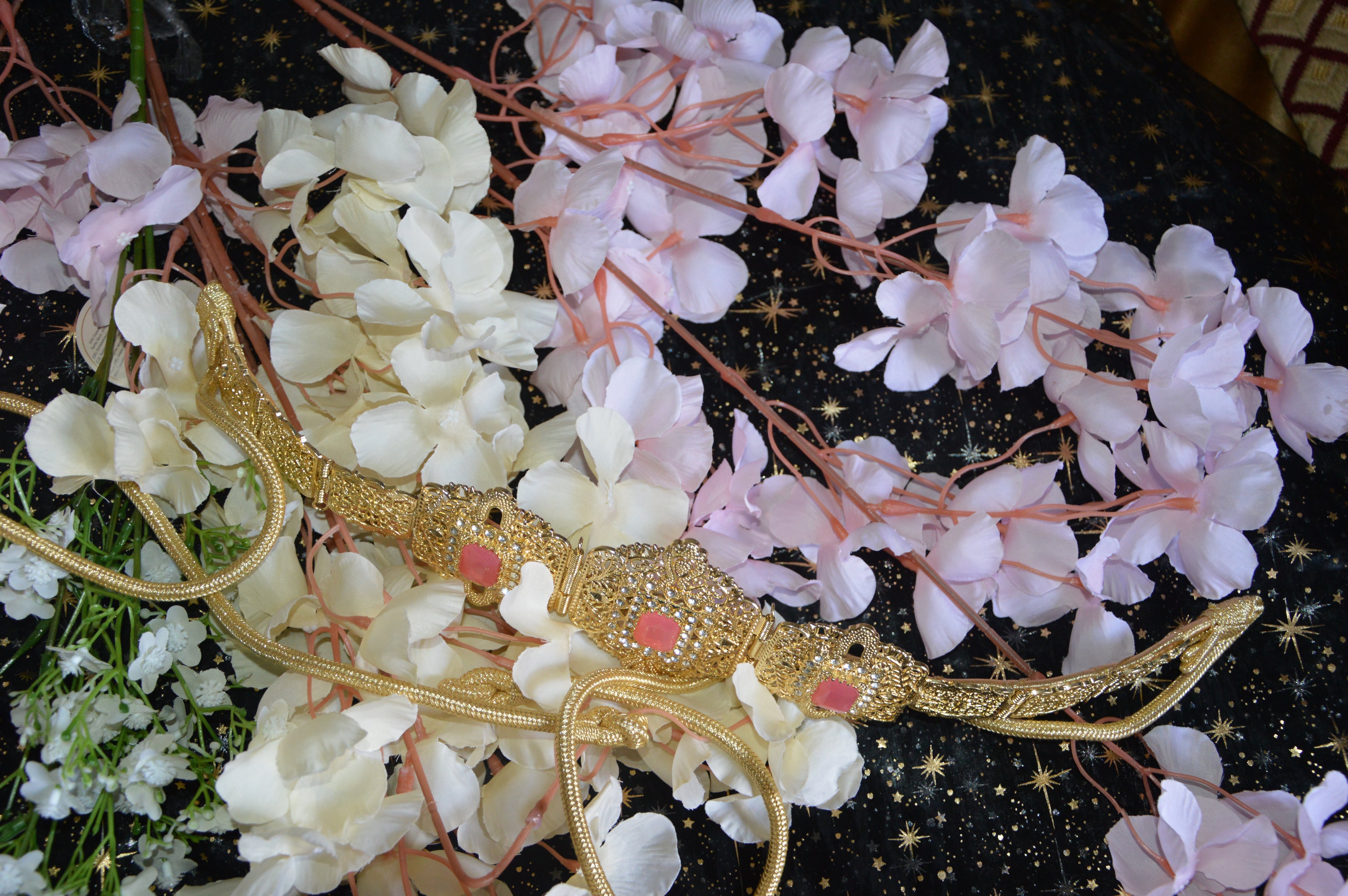 Ceinture marocaine dorée « Fleur de Rose » – pierres roses & strass