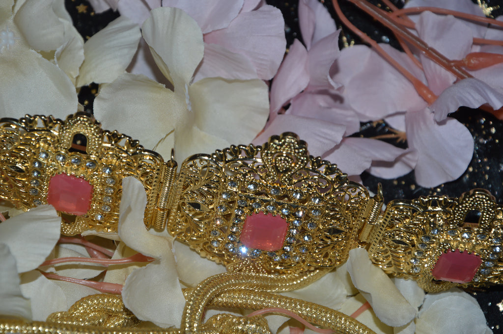 Ceinture marocaine dorée « Fleur de Rose » – pierres roses & strass