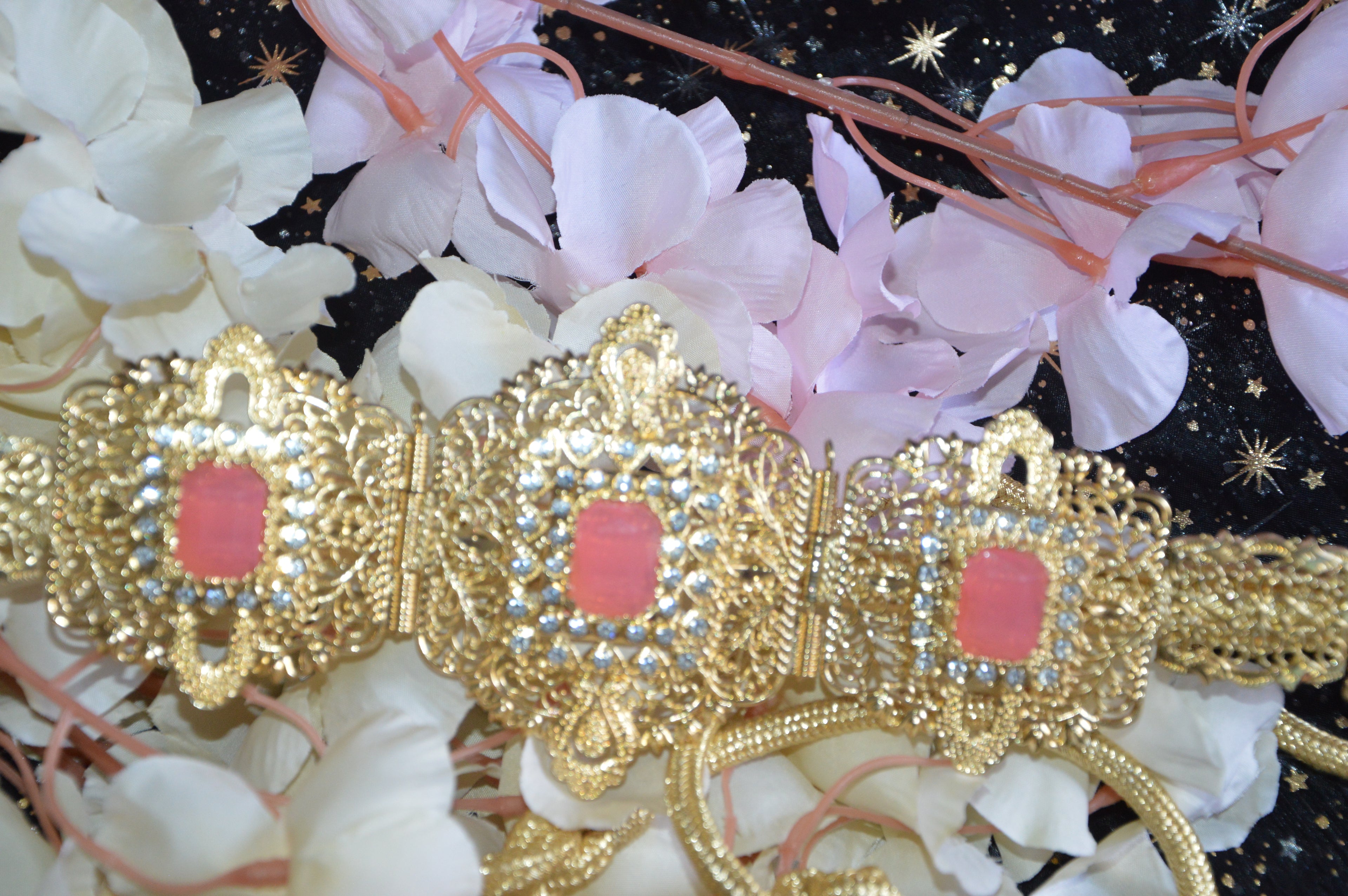 Ceinture marocaine dorée « Fleur de Rose » – pierres roses & strass