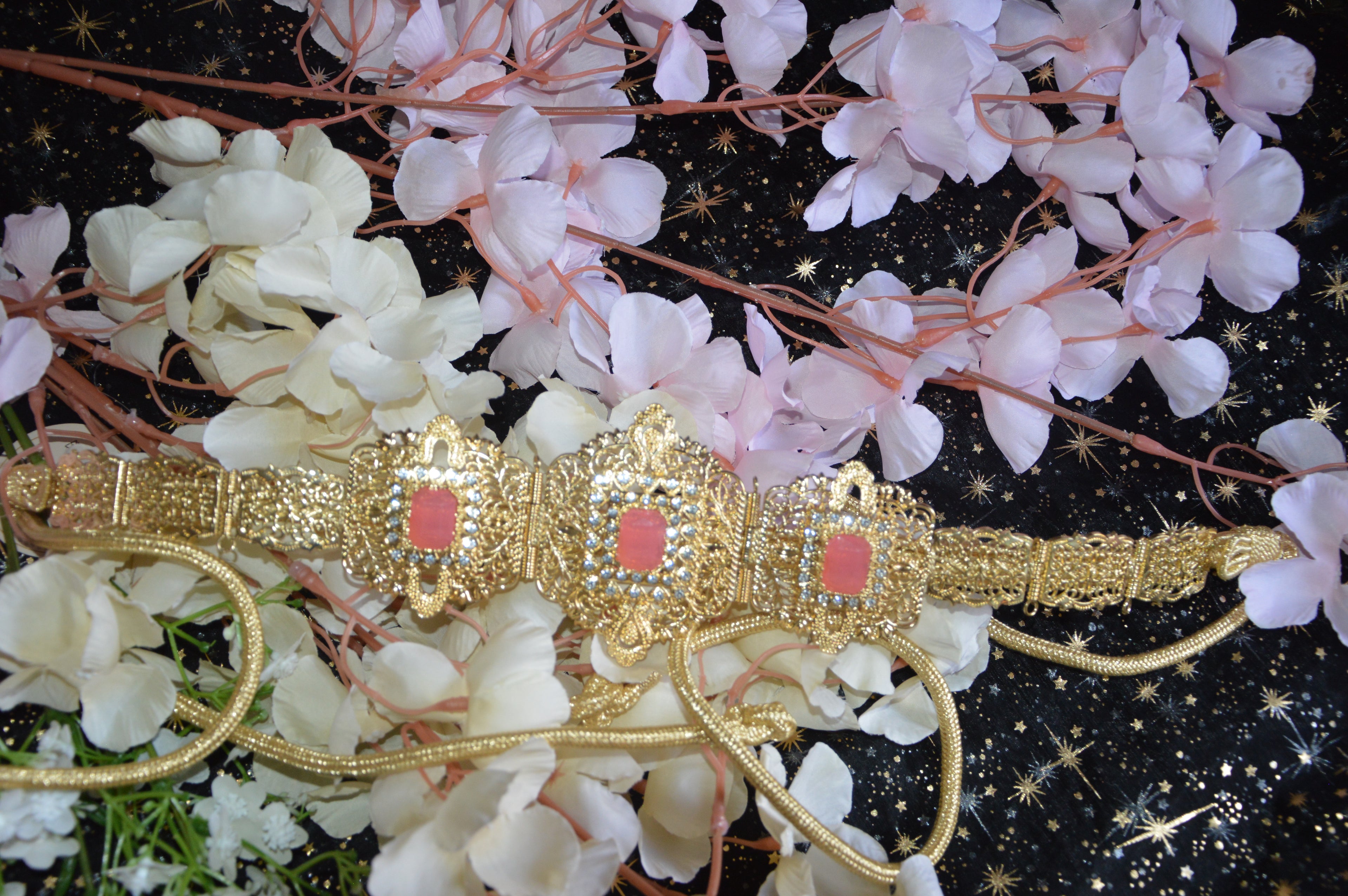 Ceinture marocaine dorée « Fleur de Rose » – pierres roses & strass