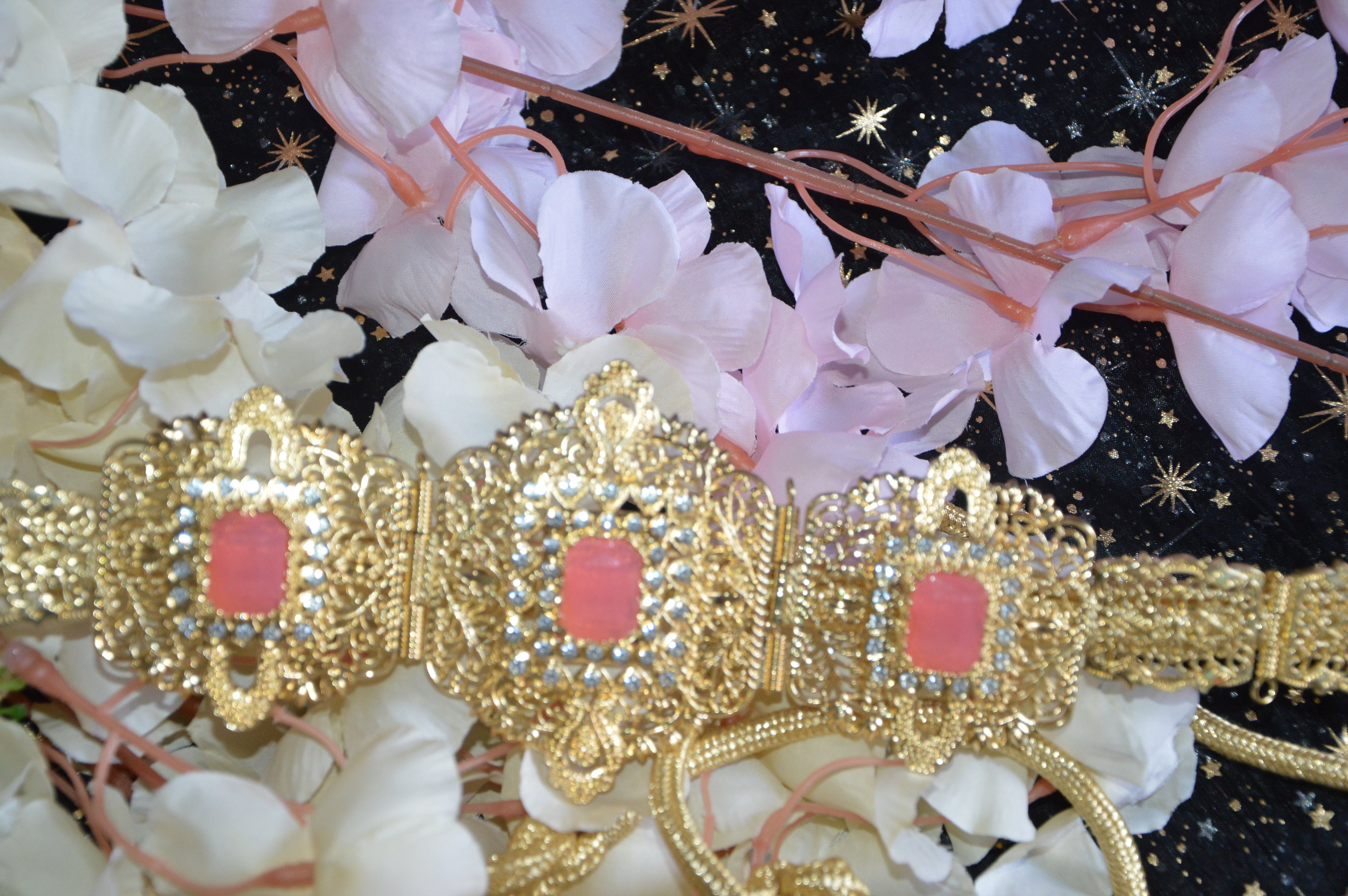 Ceinture marocaine dorée « Fleur de Rose » – pierres roses & strass