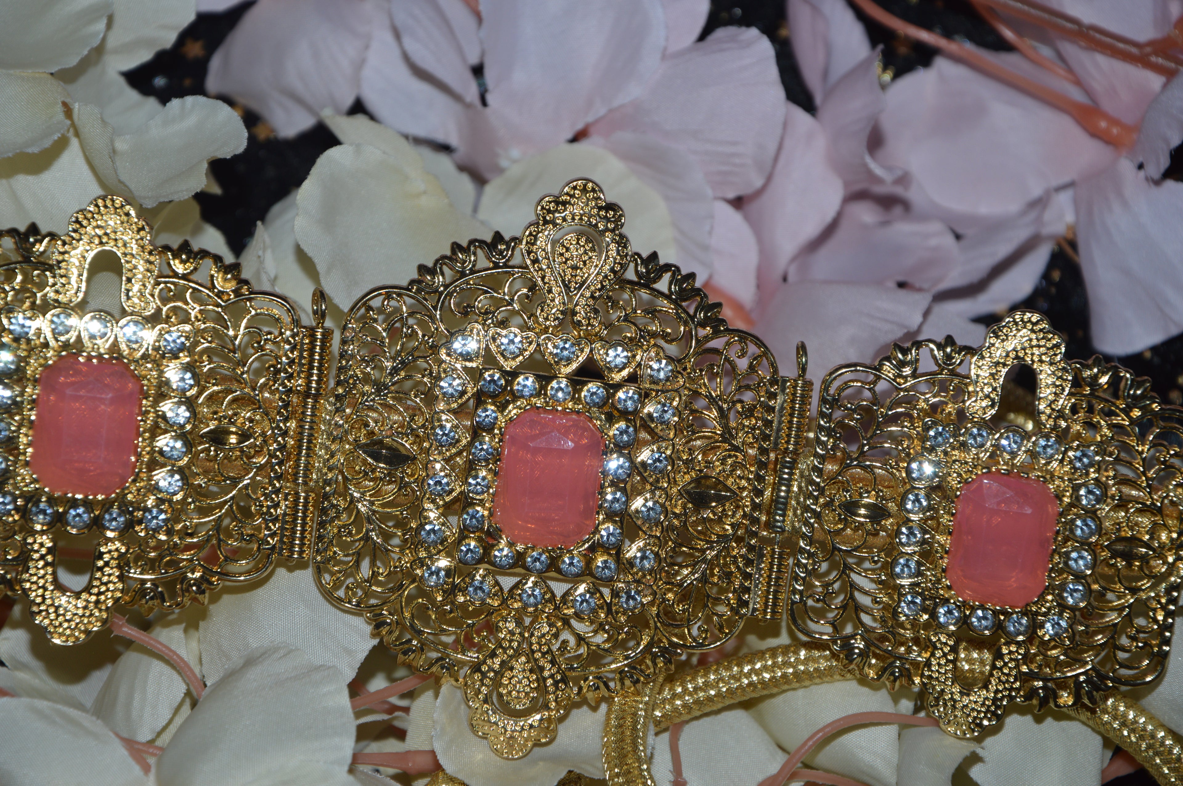 Ceinture marocaine dorée « Fleur de Rose » – pierres roses & strass