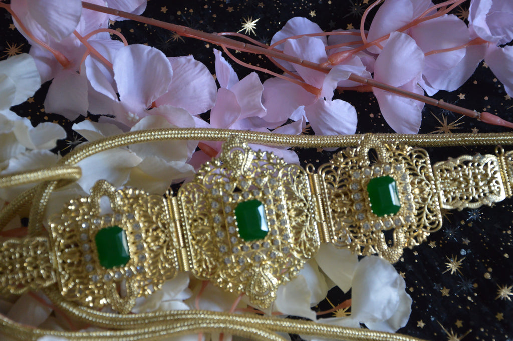 Ceinture marocaine dorée – pierres vert émeraude (Mdamma)