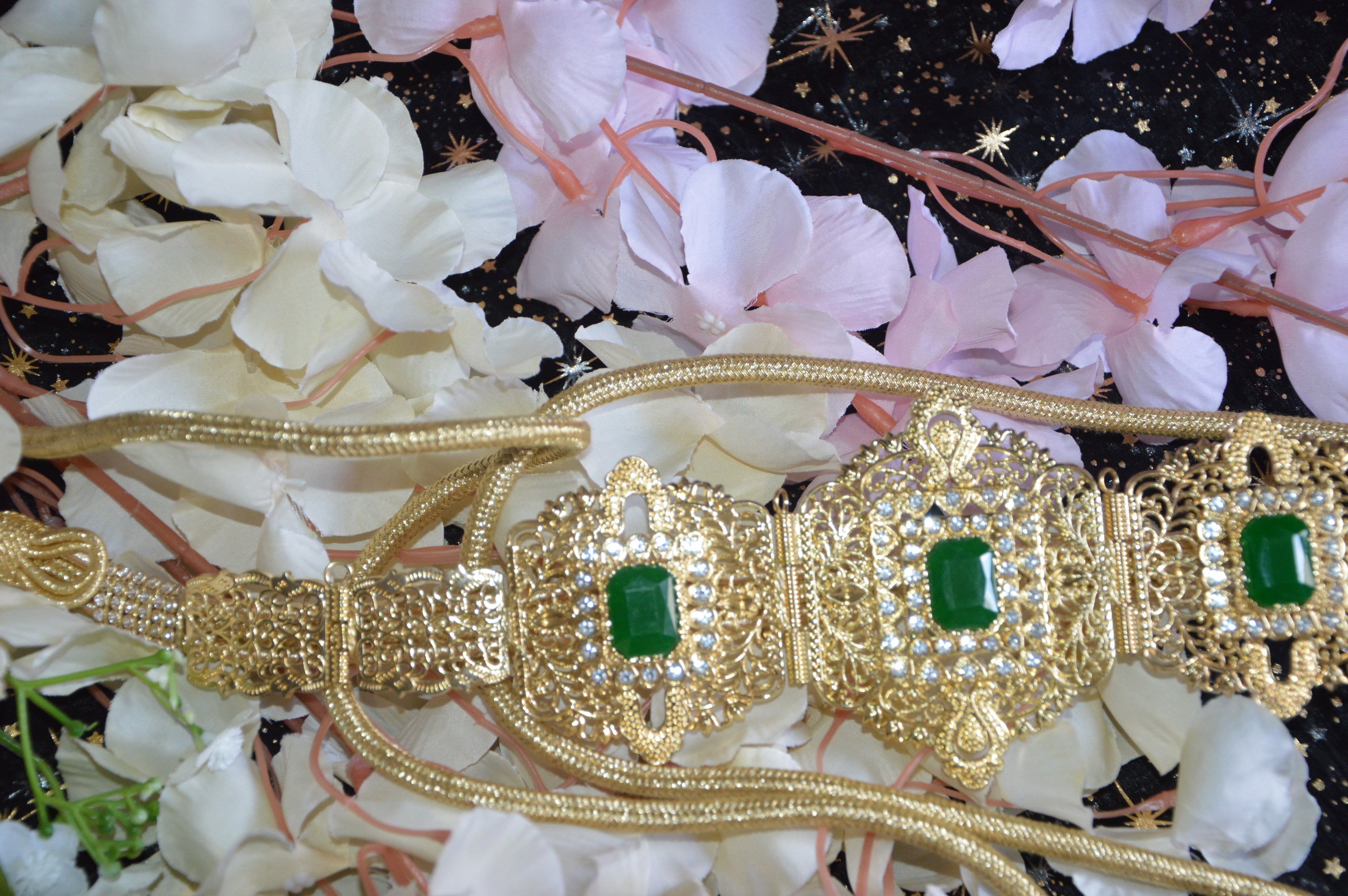 Ceinture marocaine dorée – pierres vert émeraude (Mdamma)