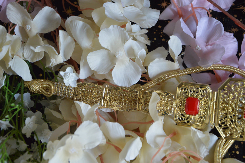 Ceinture marocaine dorée à strass – Pierre rouge clair (réglable)