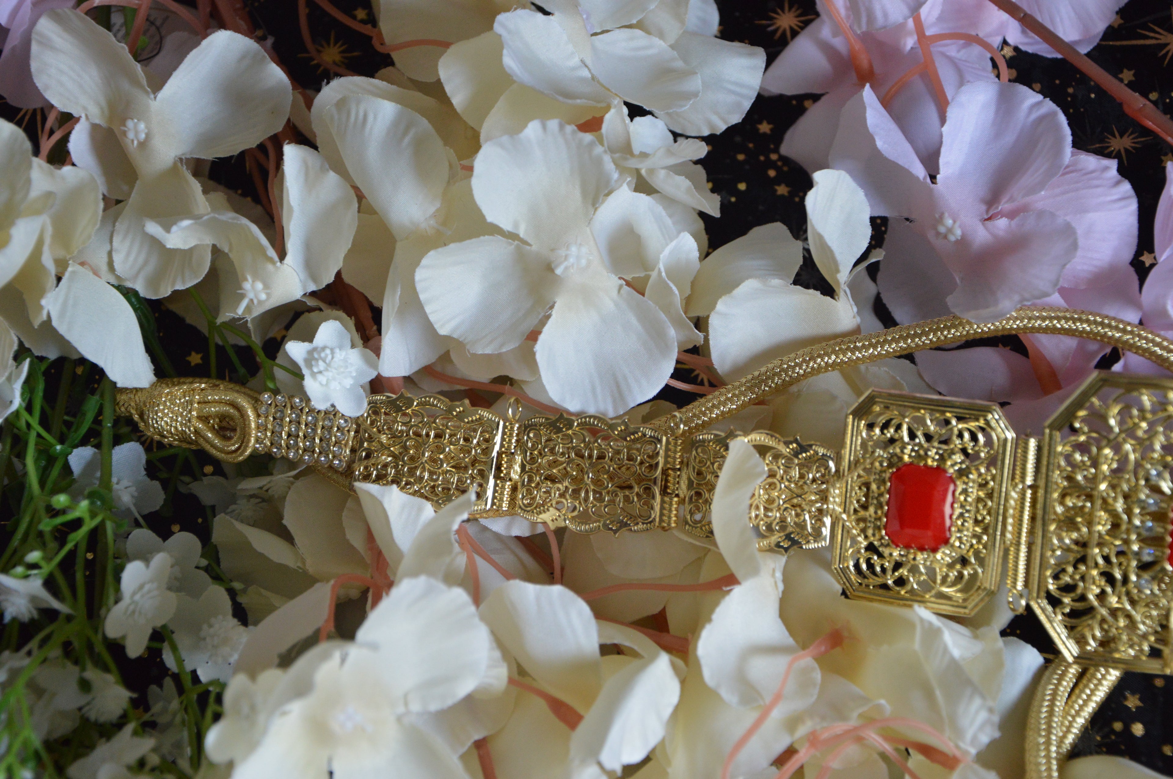 Ceinture marocaine dorée à strass – Pierre rouge clair (réglable)