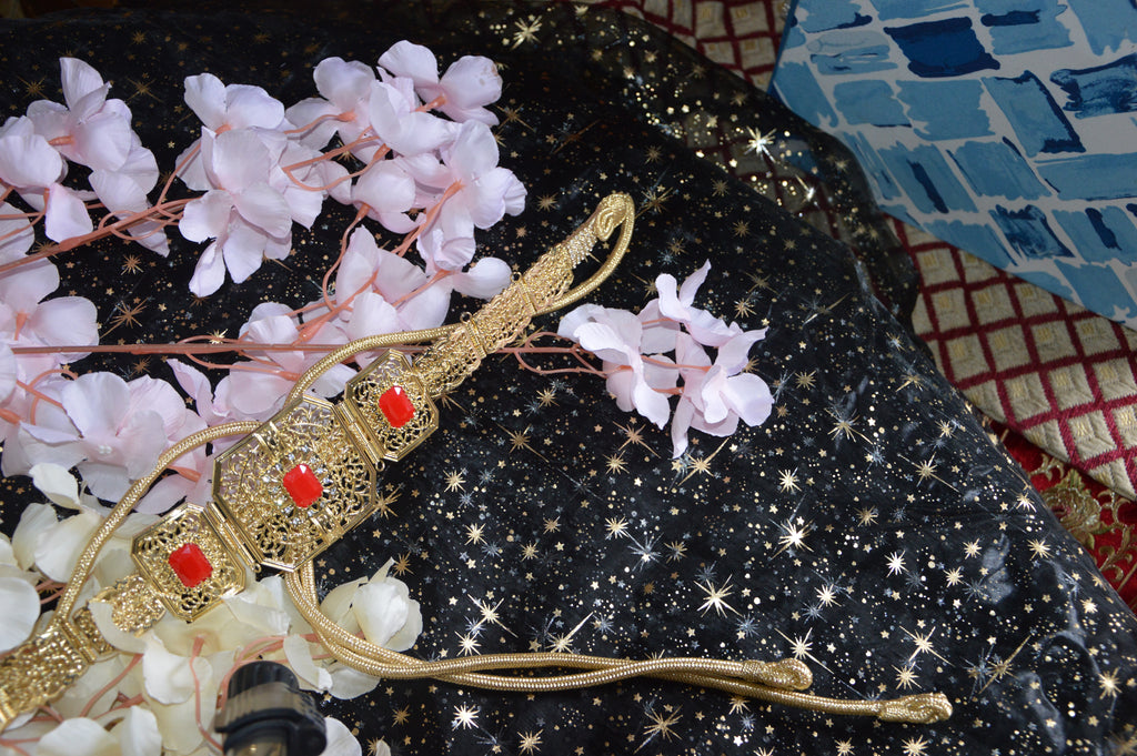 Ceinture marocaine dorée à strass – Pierre rouge clair (réglable)