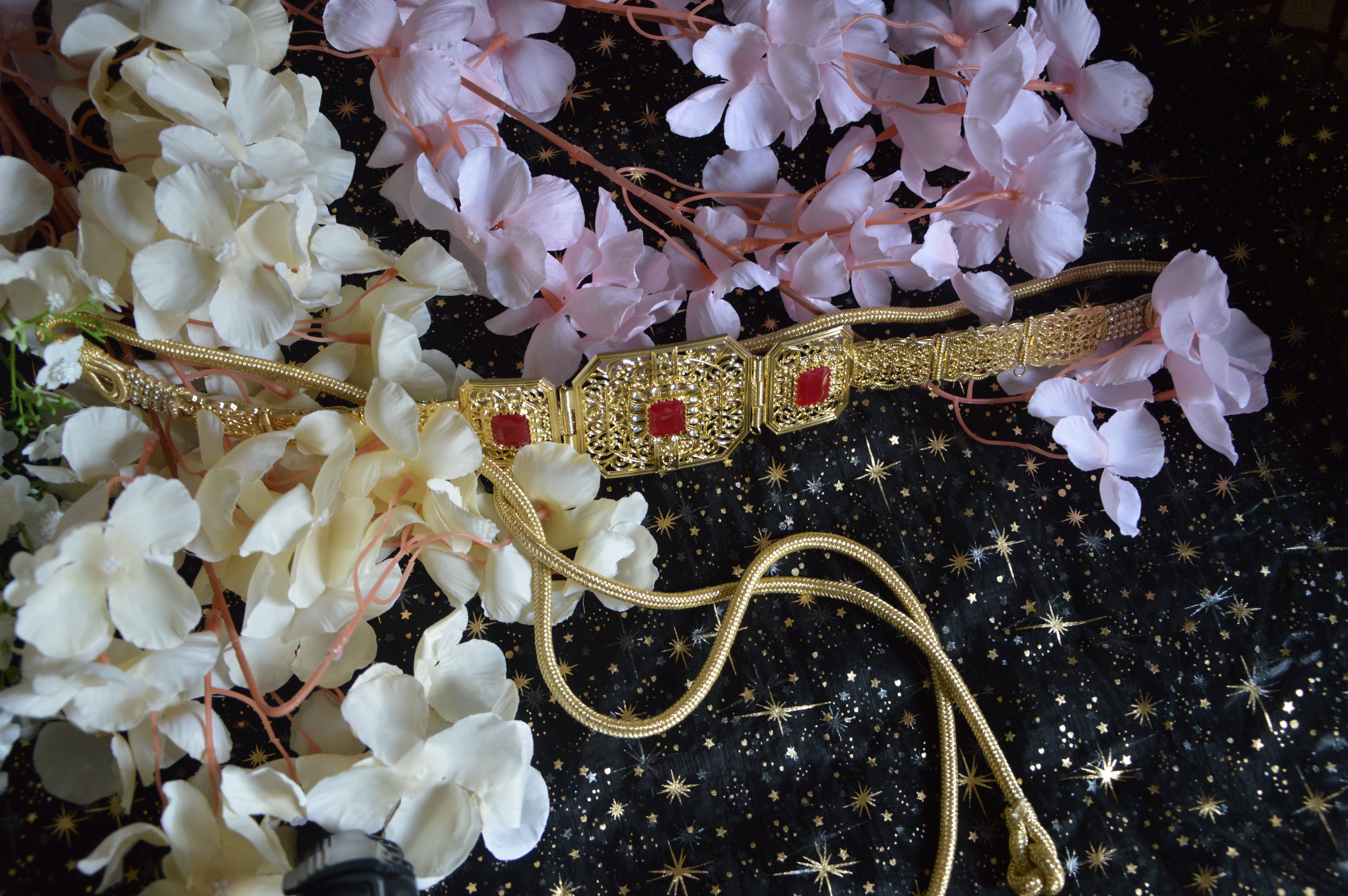 Ceinture Orientale Filigrane Doré – Cabochons Rouge Rubis