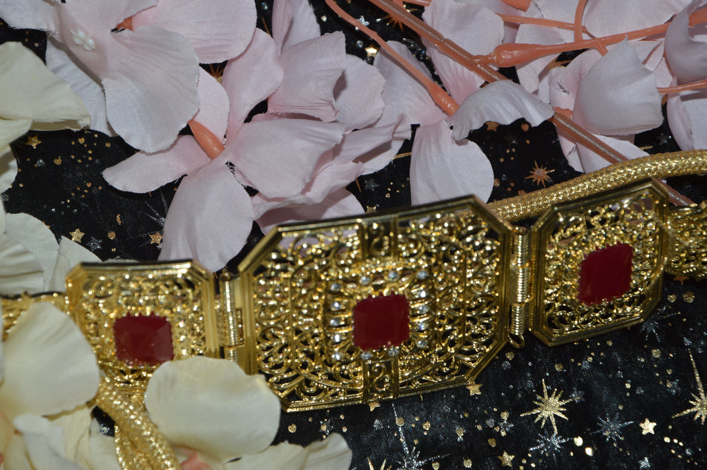 Ceinture Orientale Filigrane Doré – Cabochons Rouge Rubis