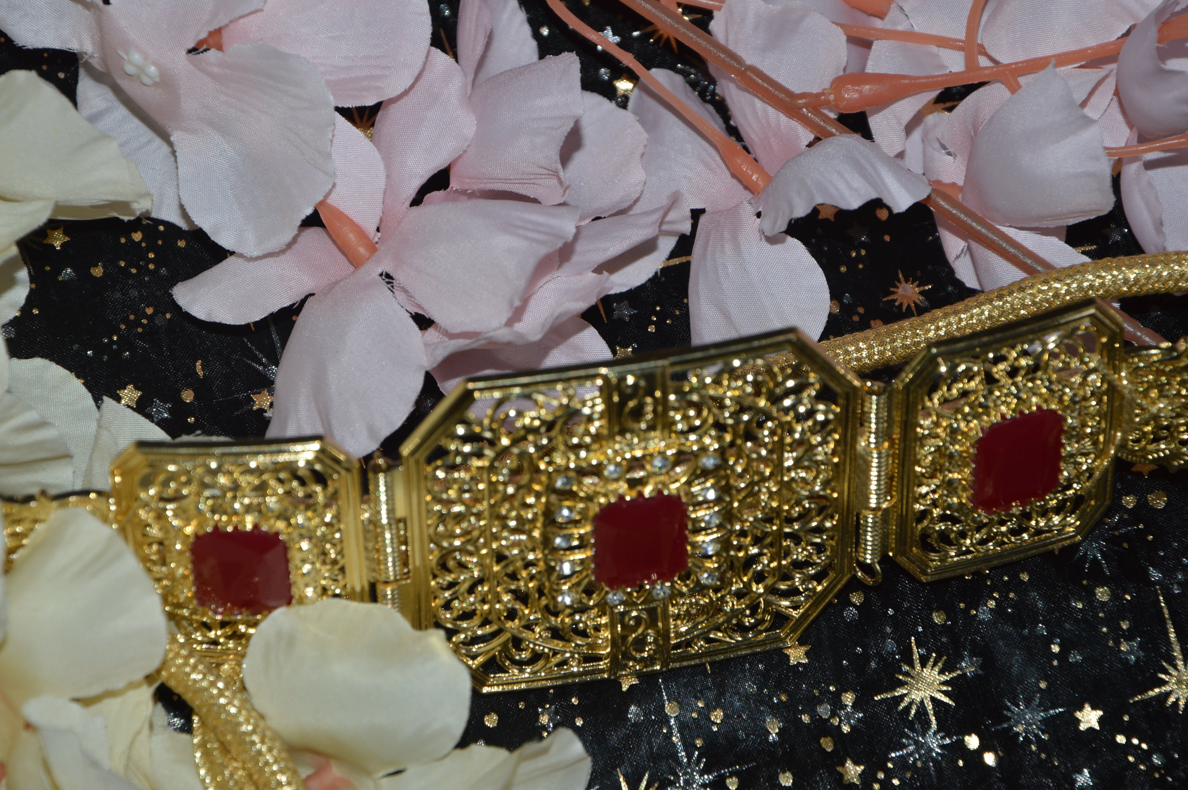 Ceinture Orientale Filigrane Doré – Cabochons Rouge Rubis