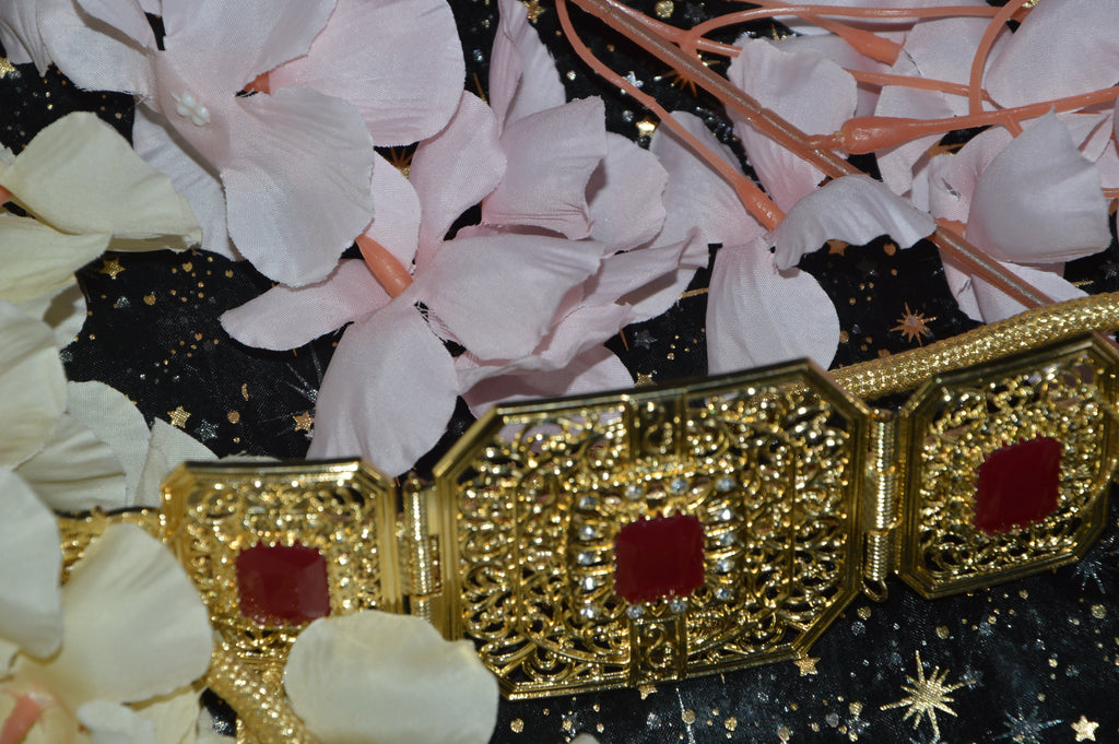 Ceinture Orientale Filigrane Doré – Cabochons Rouge Rubis