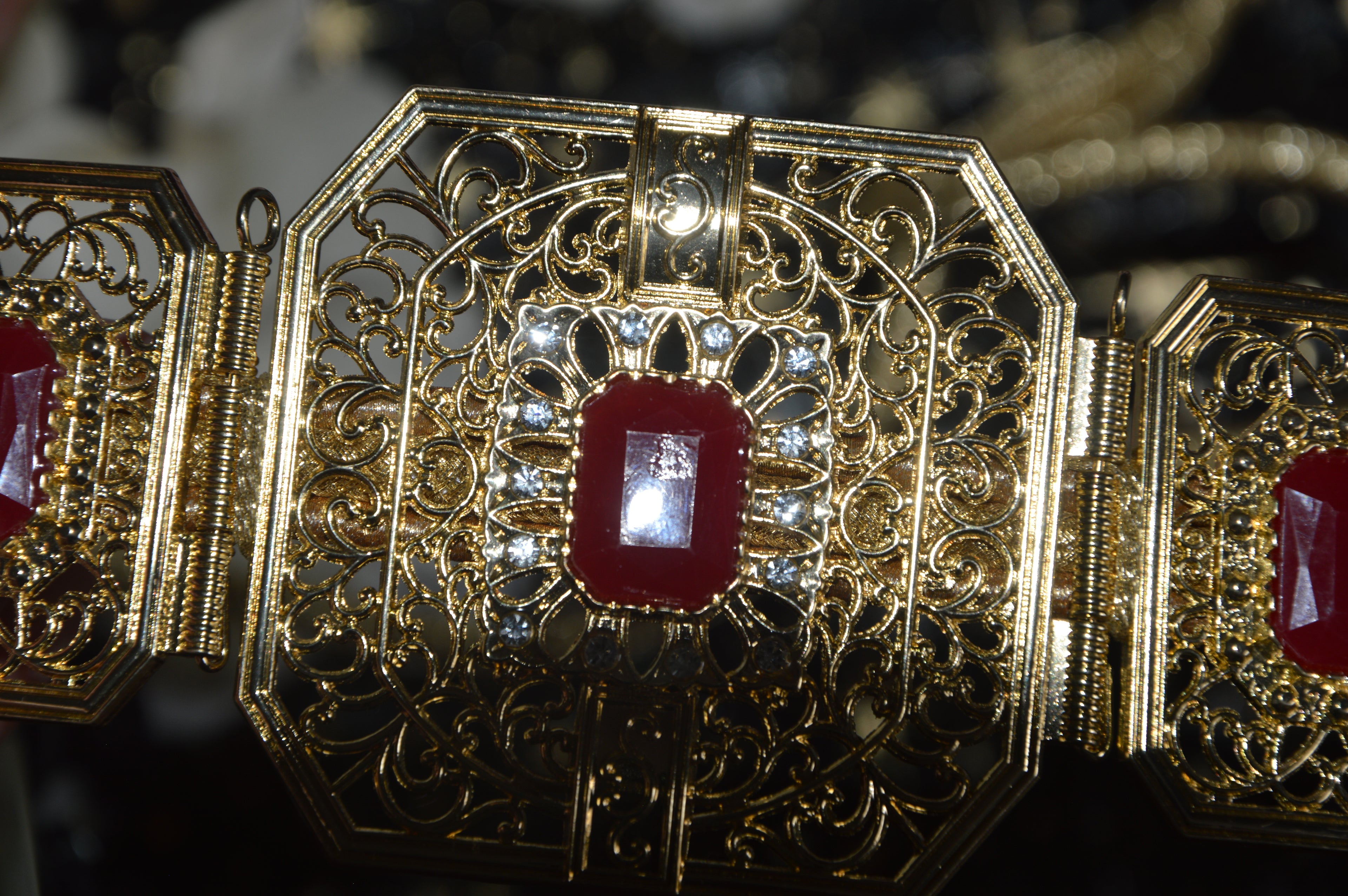 Ceinture Orientale Filigrane Doré – Cabochons Rouge Rubis
