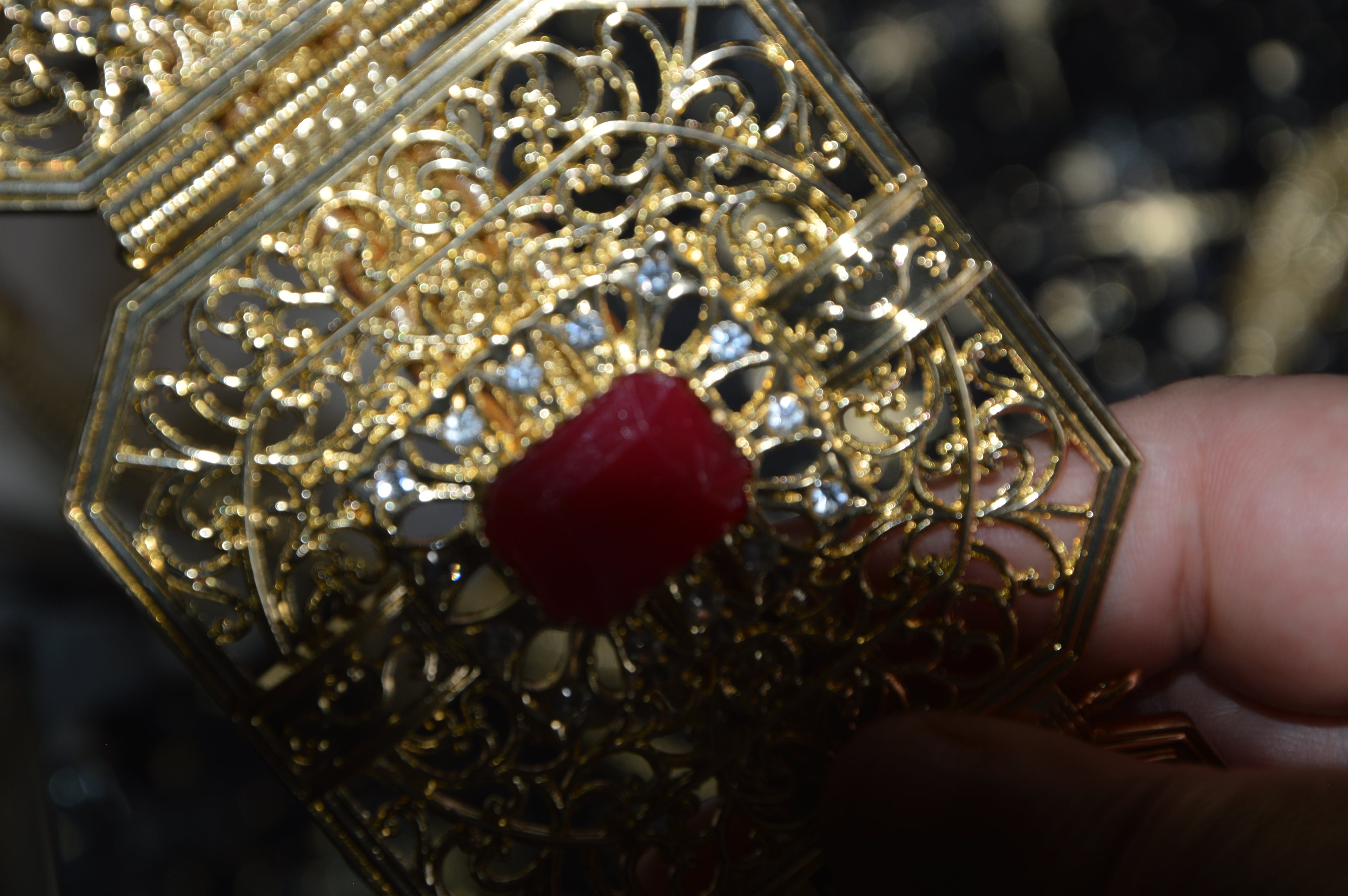 Ceinture Orientale Filigrane Doré – Cabochons Rouge Rubis