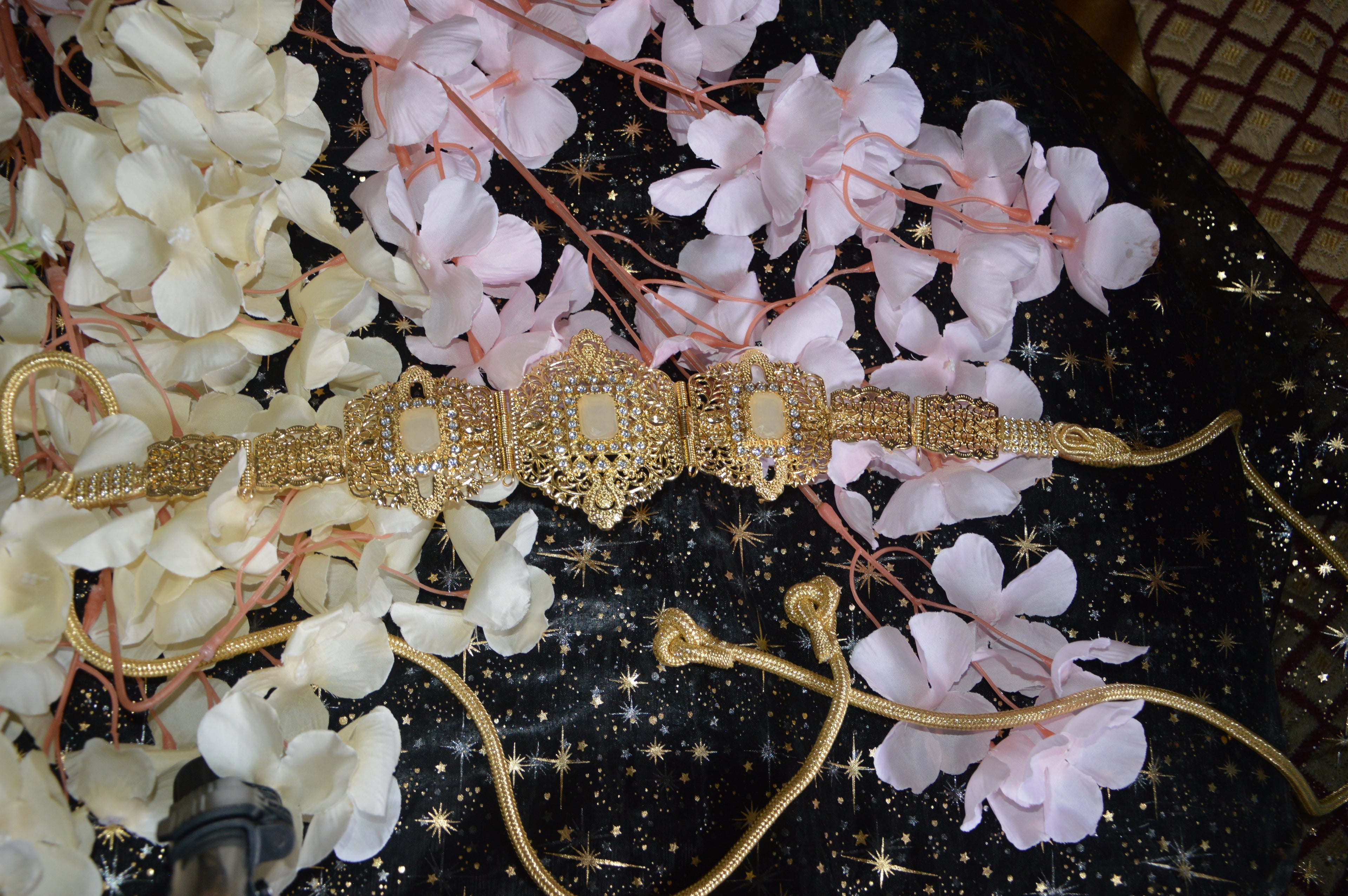 Ceinture marocaine dorée à strass – Pierre blanche (réglable)