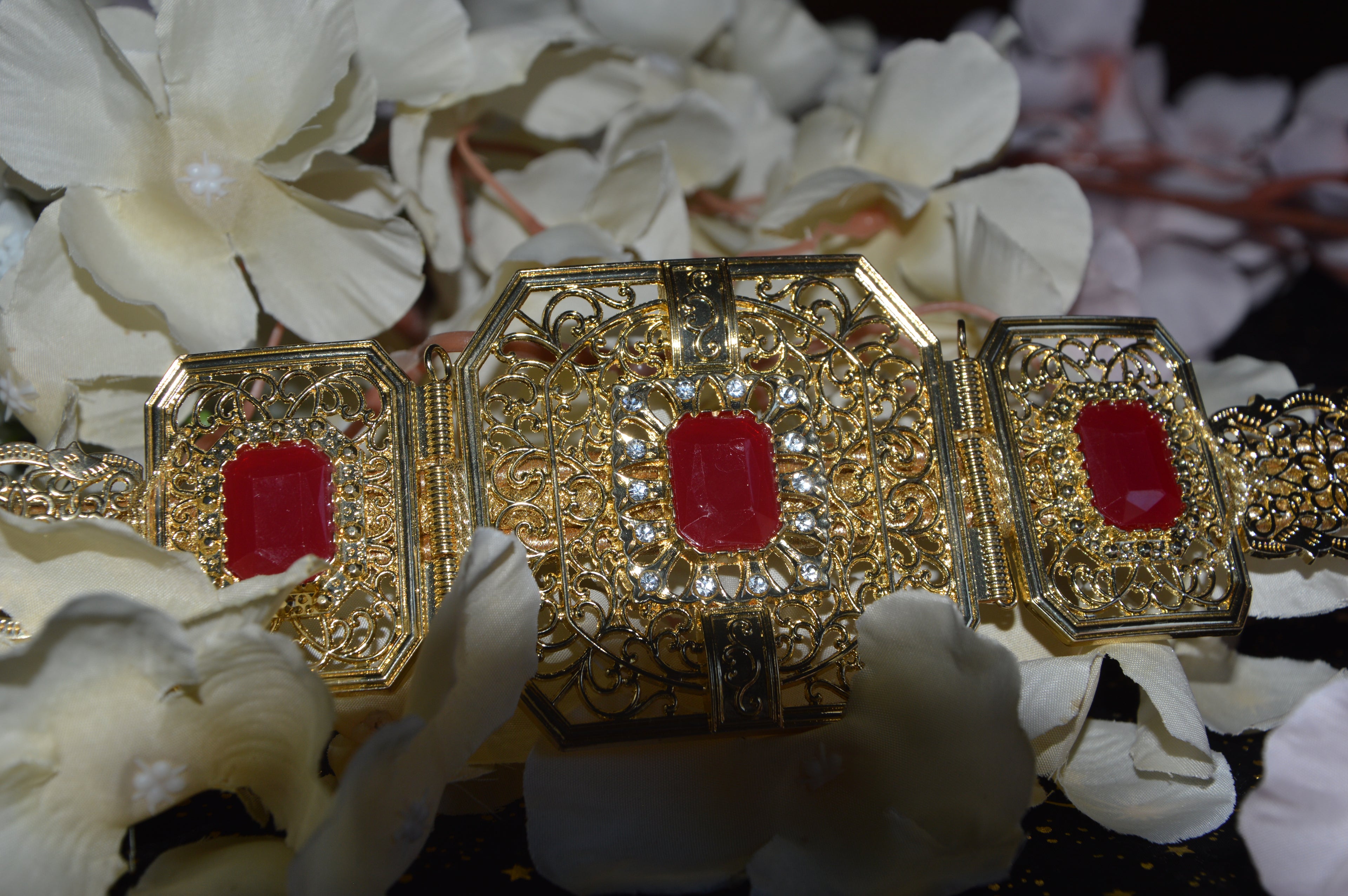 Ceinture Orientale Filigrane Doré – Cabochons Rouge Rubis