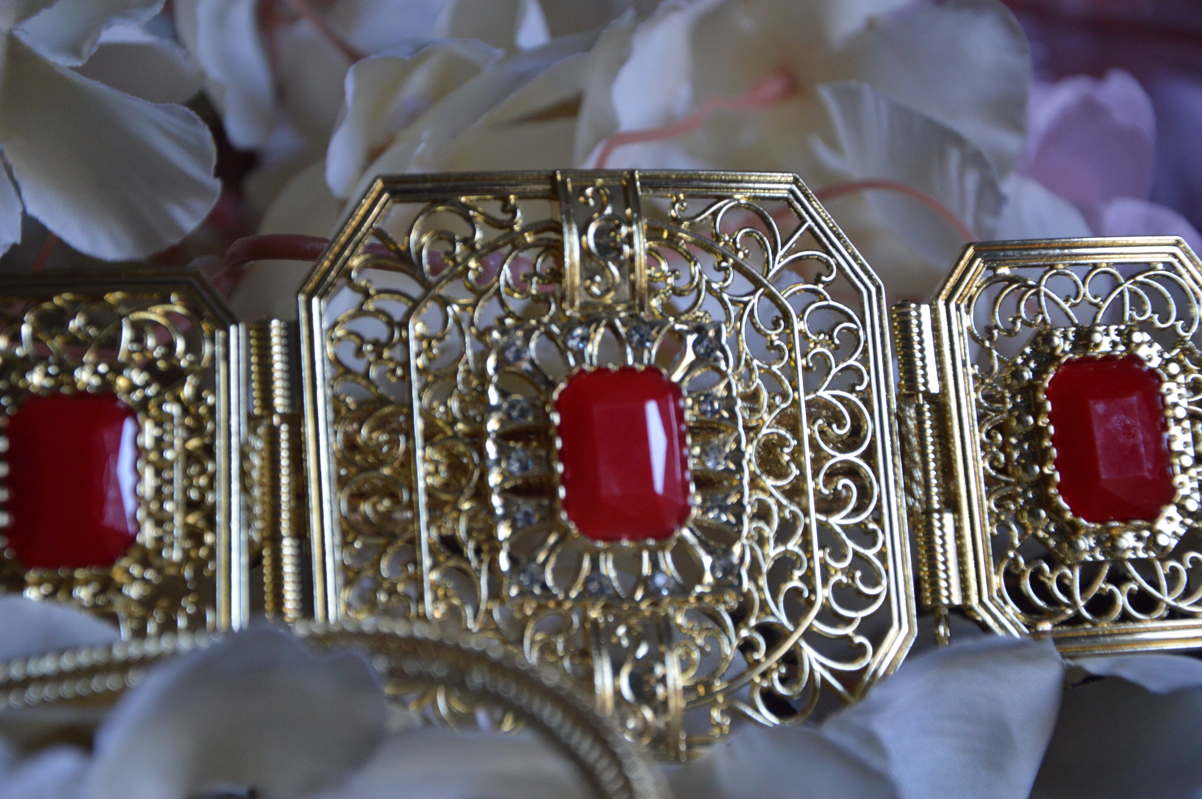 Ceinture Orientale Filigrane Doré – Cabochons Rouge Rubis