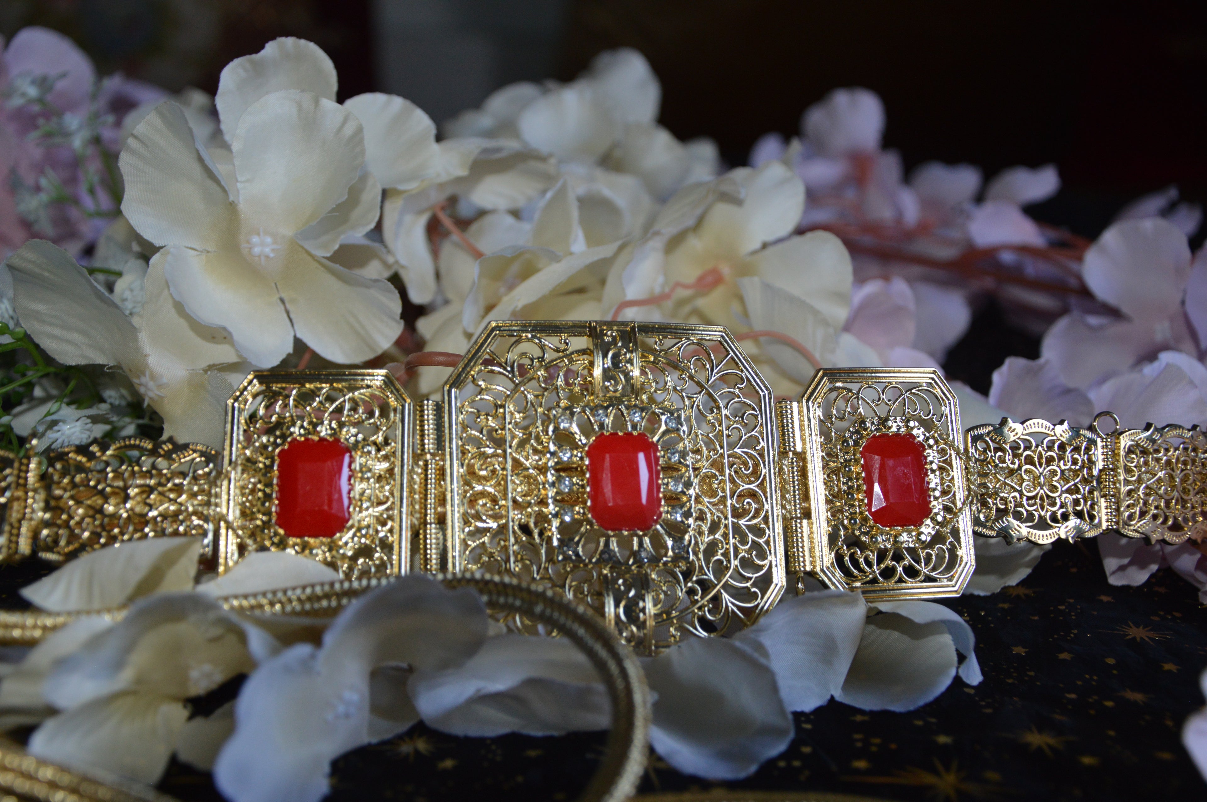 Ceinture marocaine dorée à strass – Pierre rouge clair (réglable)