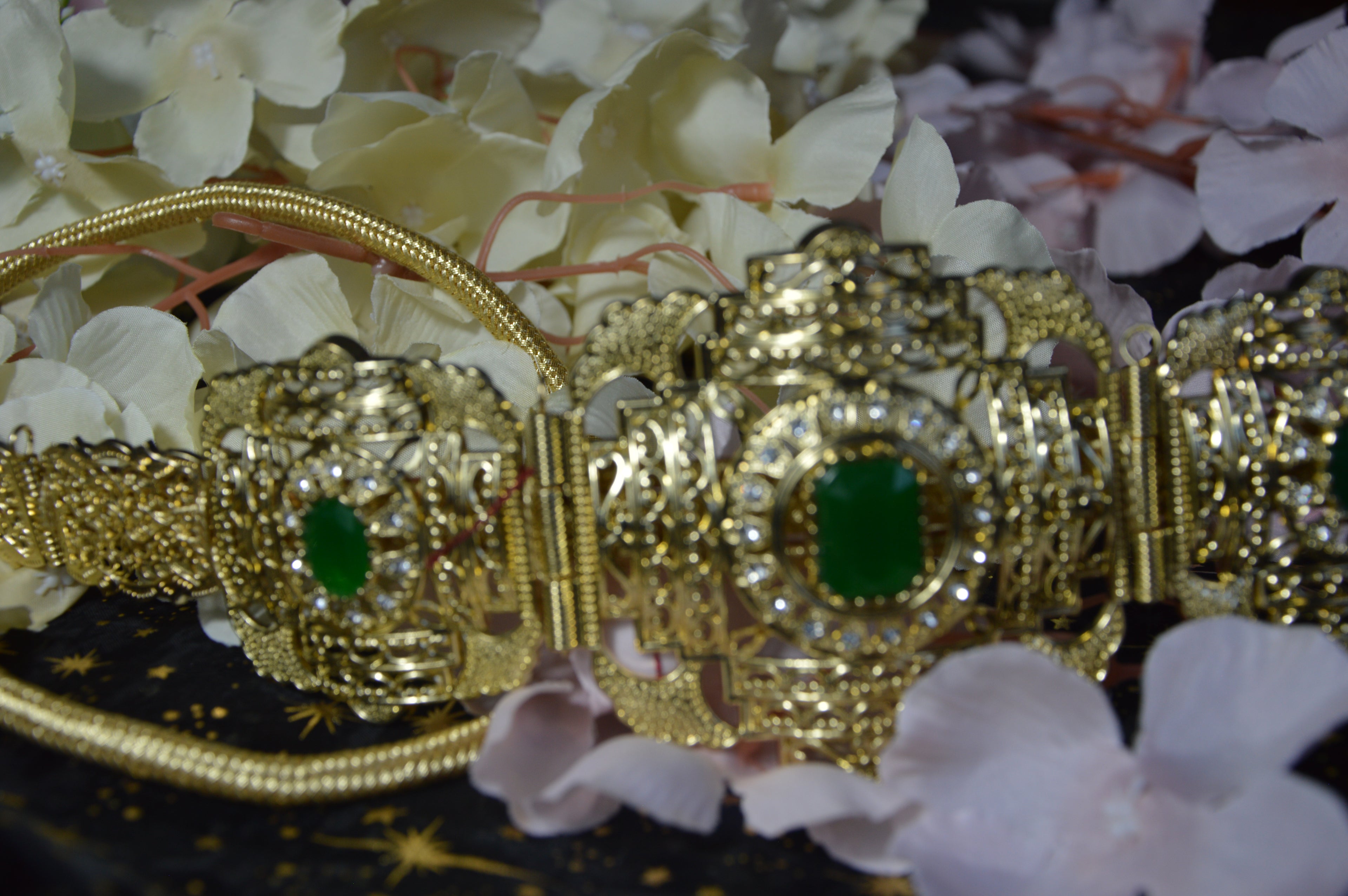 Ceinture Dorée « Sultana » — Cabochon Vert Émeraude